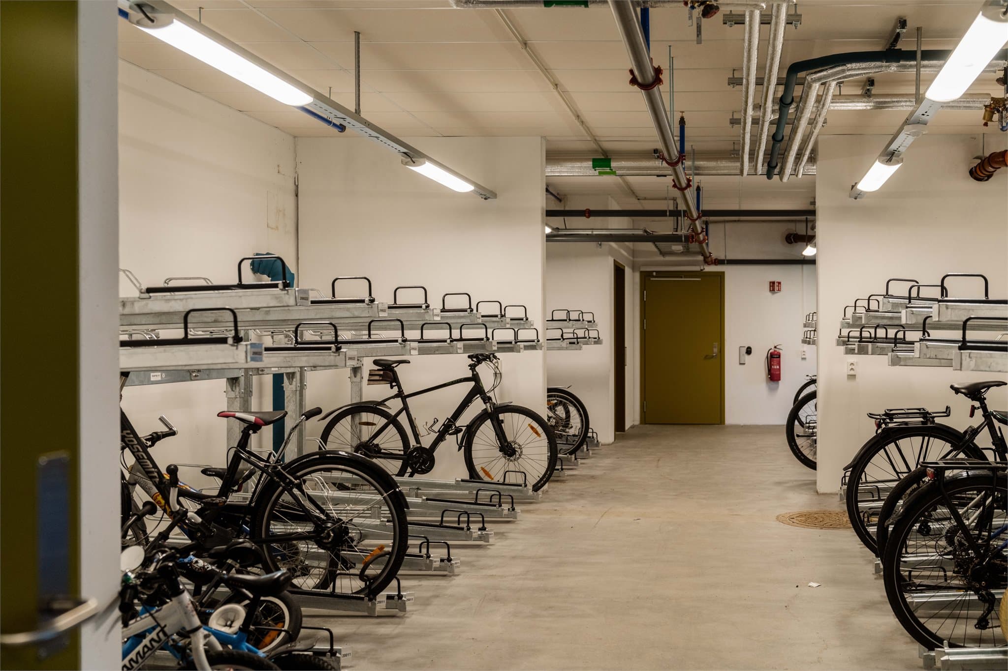 Sameiet har felles sykkelparkering i kjelleren med utgang rett ut på gateplan. Leiligheten disponerer også en ekstern bod. Det er mulig å kjøpe med garasjeplass.