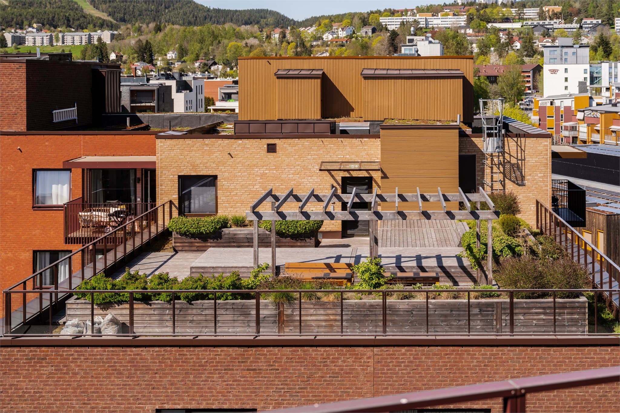 Herlig felles takterrasse med svært gode sol- og utsiktsforhold.