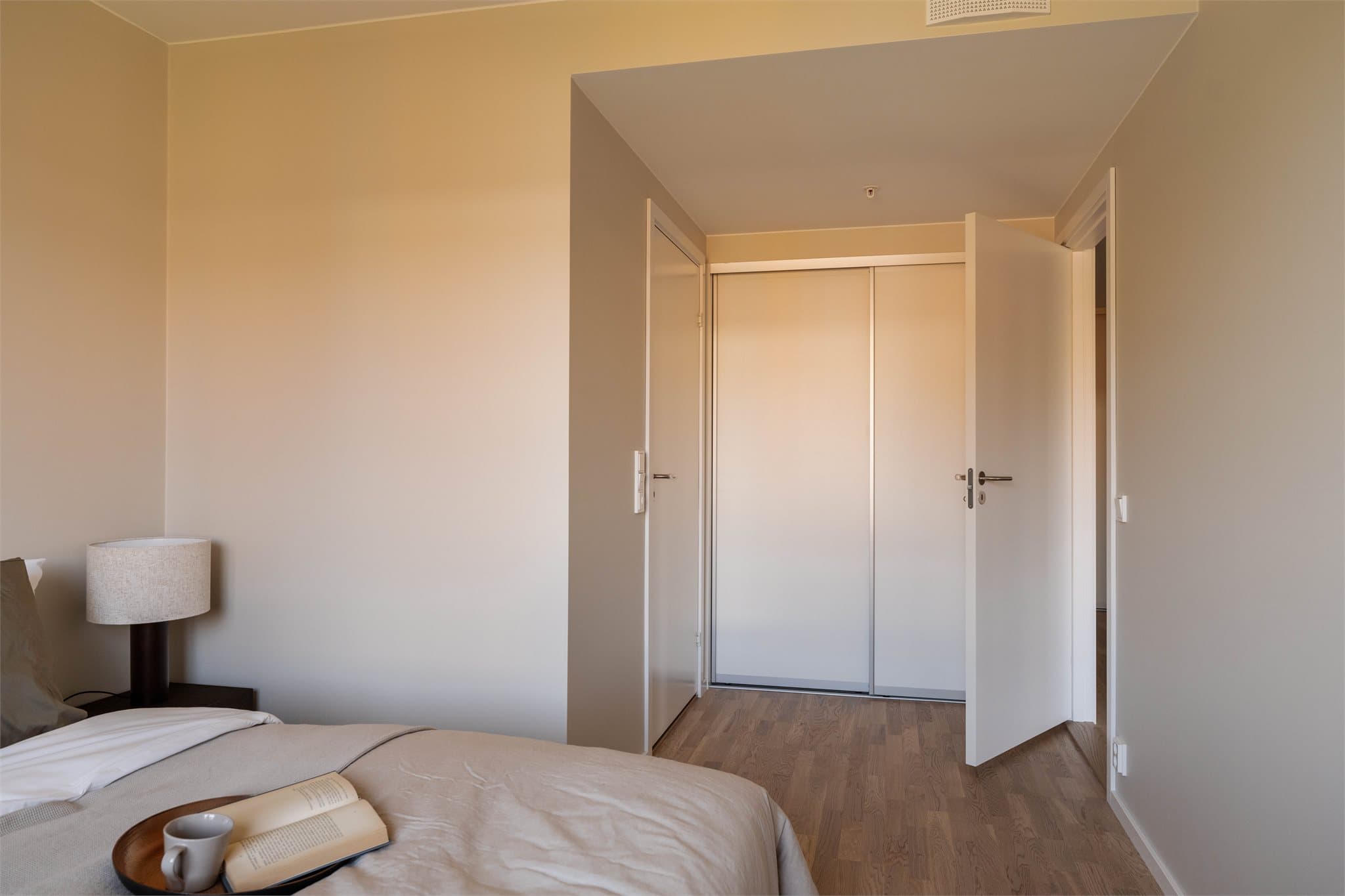 Fra soverommet er det inngang til en-suite badet, samt god oppbevaringsplass i skyvedørsgarderobe.