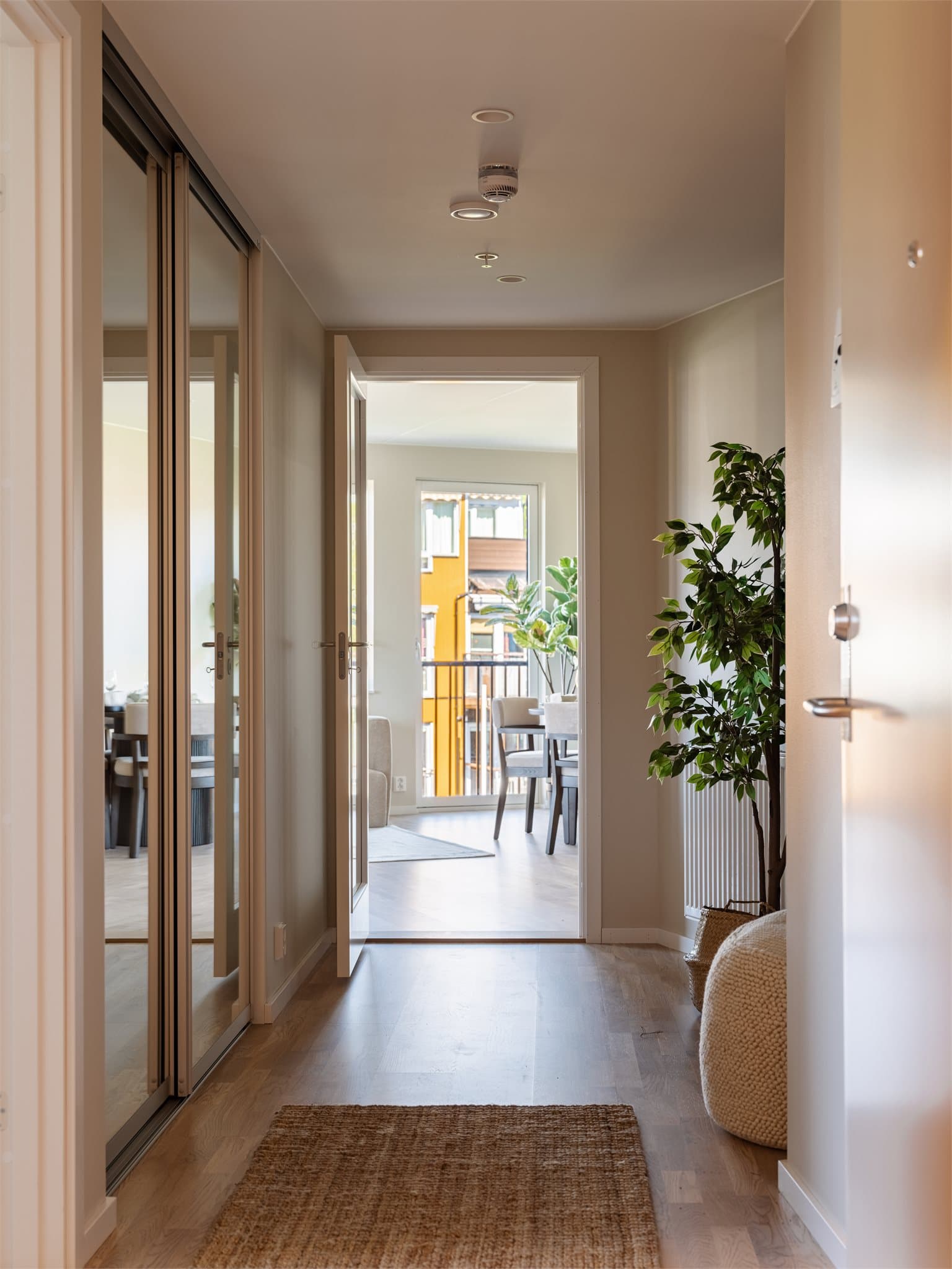 Gjennom leiligheten går en romslig gang med god plass til oppbevaring i stor skyvedørsgarderobe med speildører.