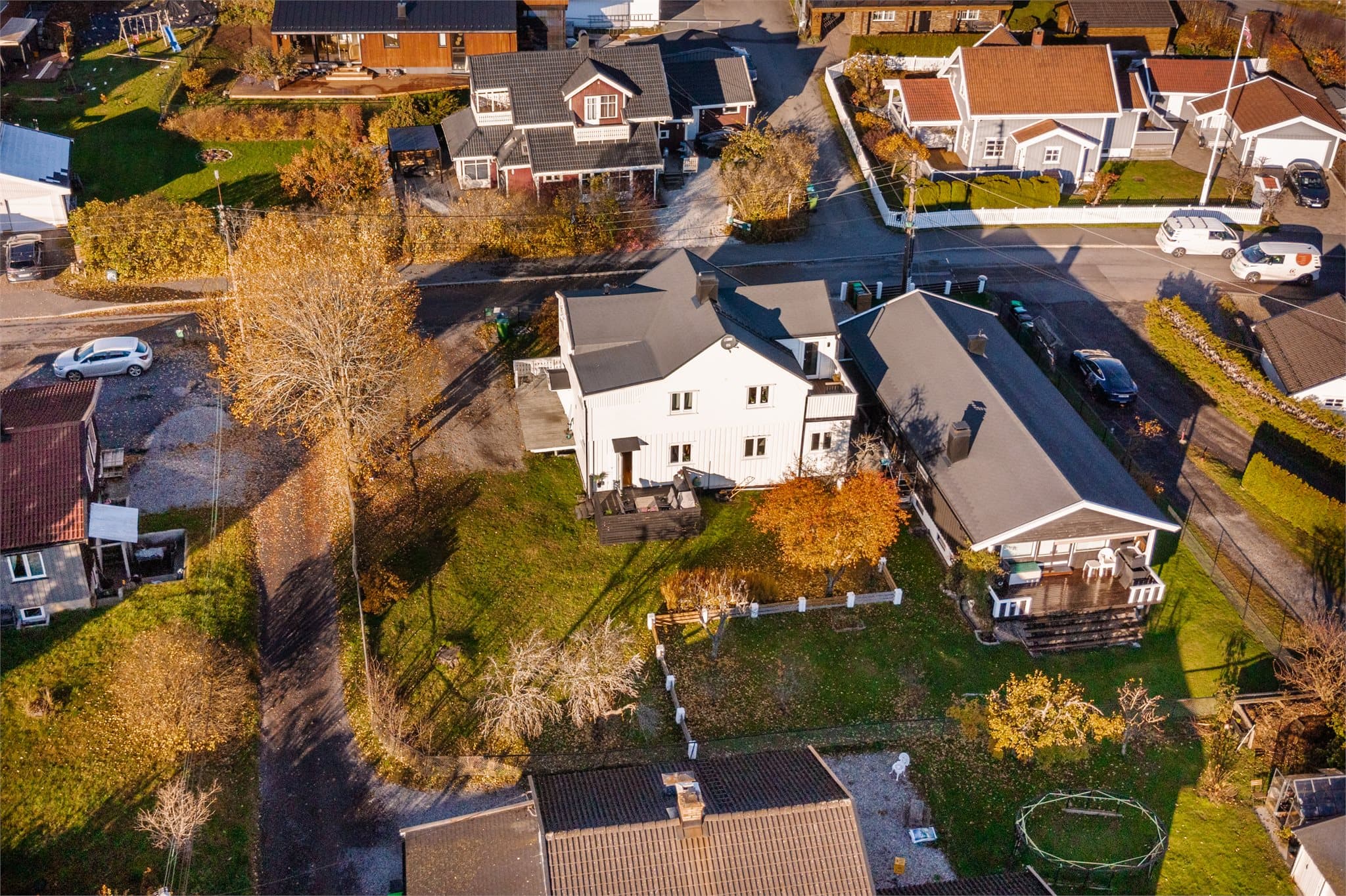 Boligen har en attraktiv beliggenhet i et etablert og familievennlig boligområde på Skjetten.