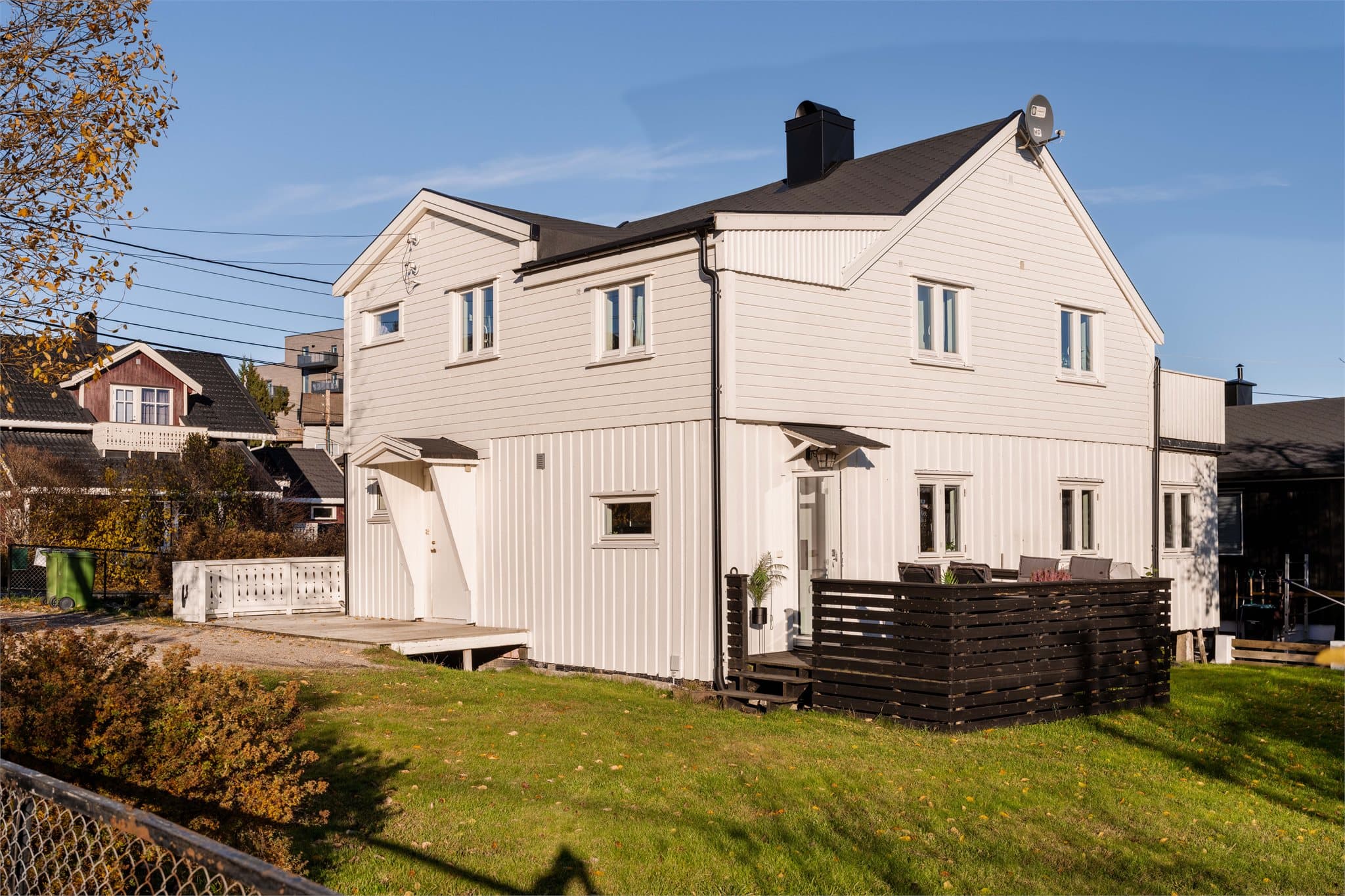 Det er etablert en adkomstterrasse foran huset.