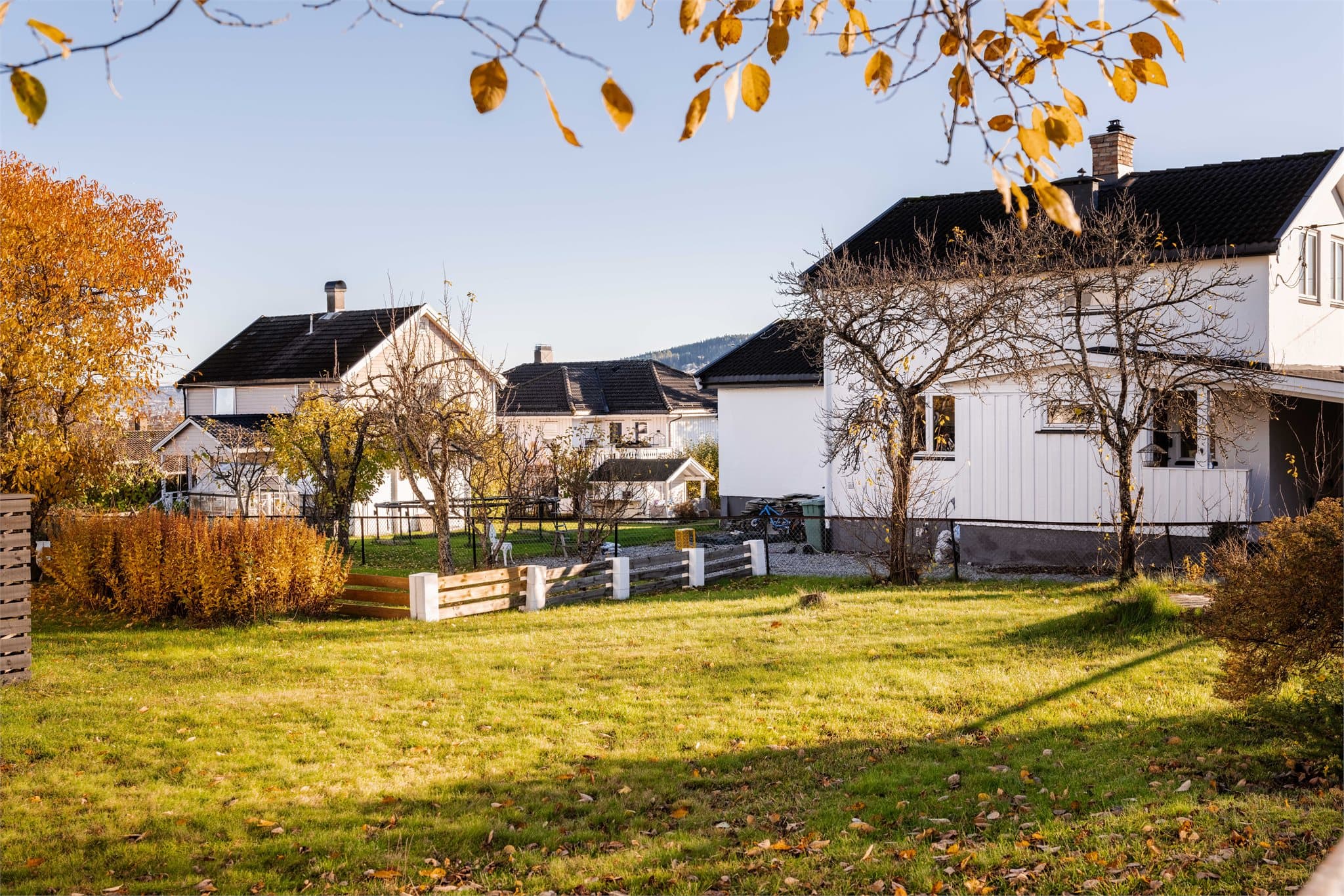 Det er stor felles hage, med mye boltreplass. Deler av hagen er inngjerdet og disponeres av Nybakveien 35B.