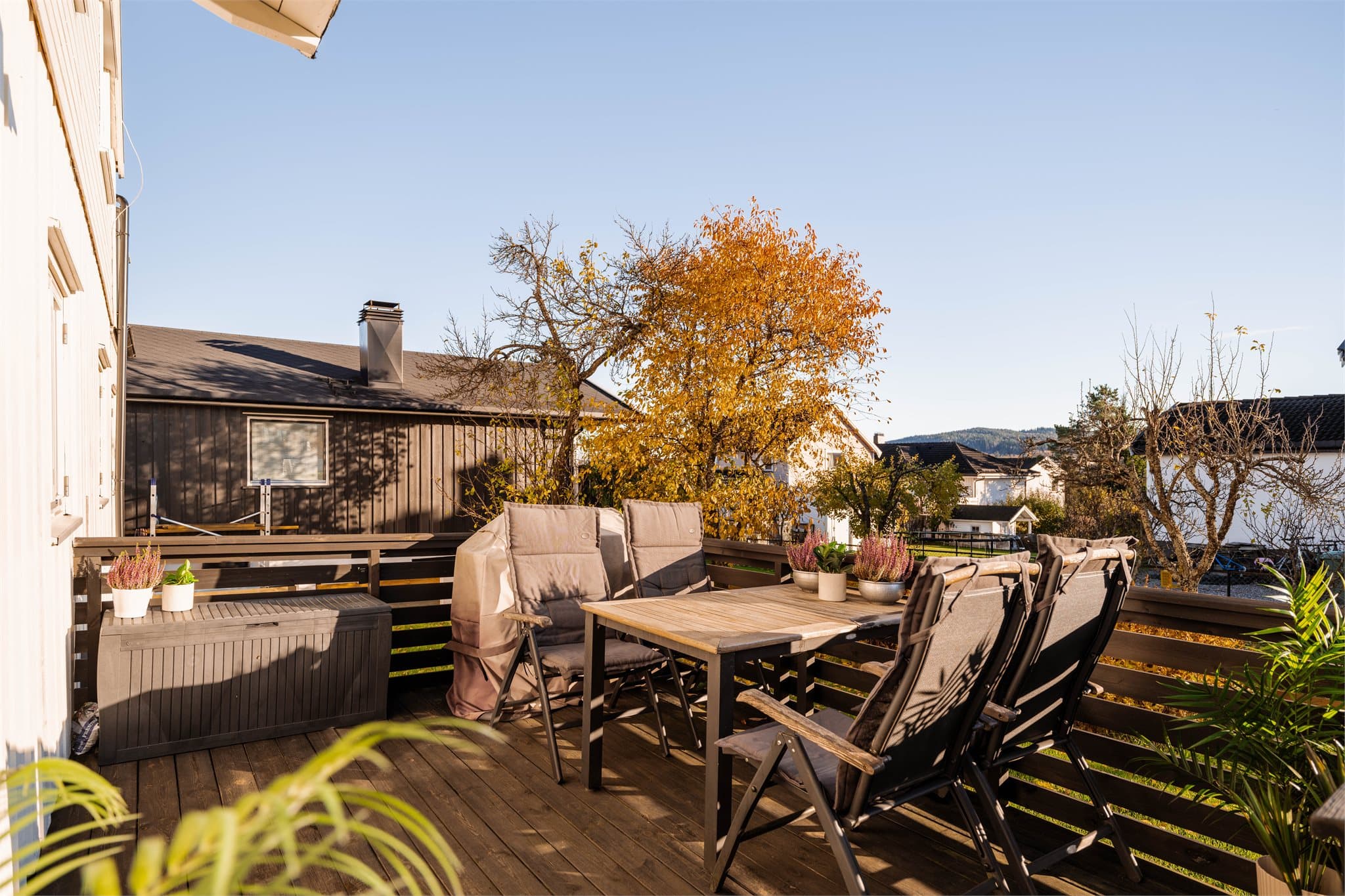 Fra kjøkkenet er det utgang til en terrasse på 12 kvm.