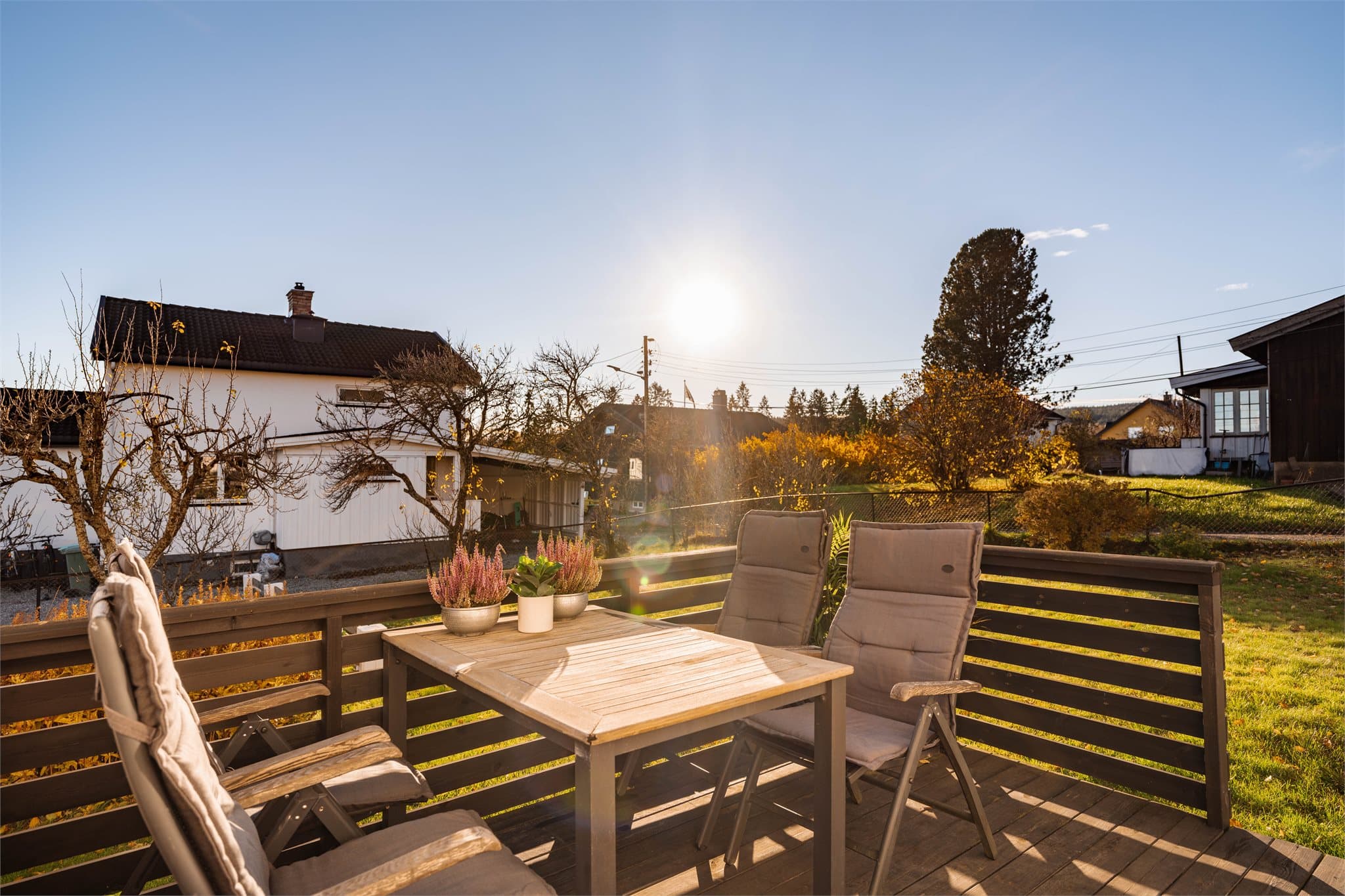 Fra stuen har du tilgang til en terrasse på 12 kvm og en flott felles hage.