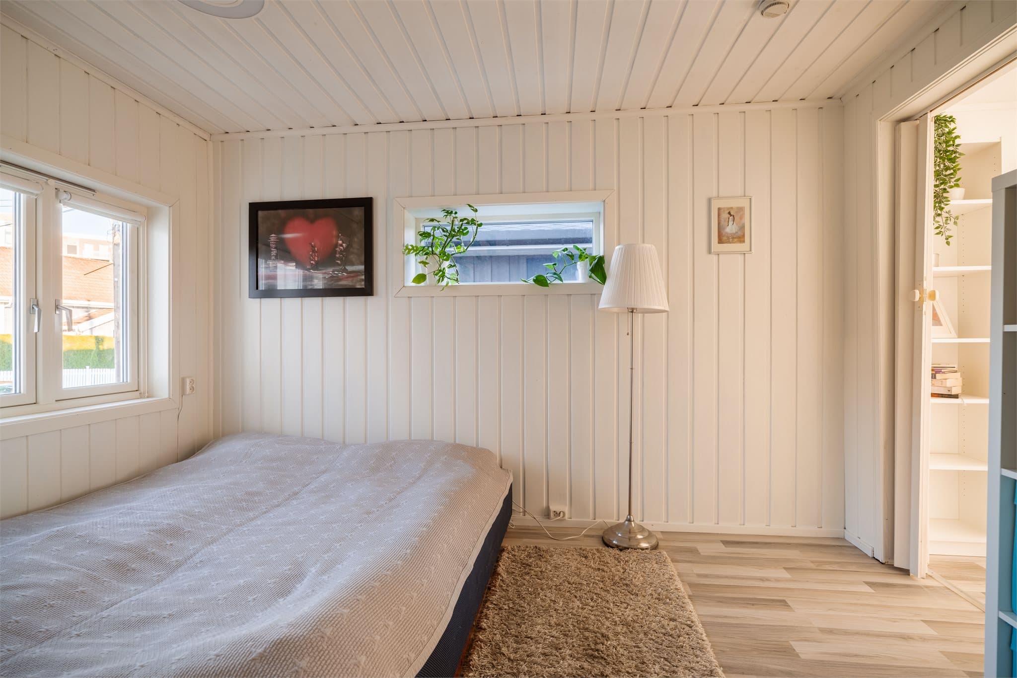 Rommet har plass til seng, nattbord, garderobeløsning og evt. skrivebord.