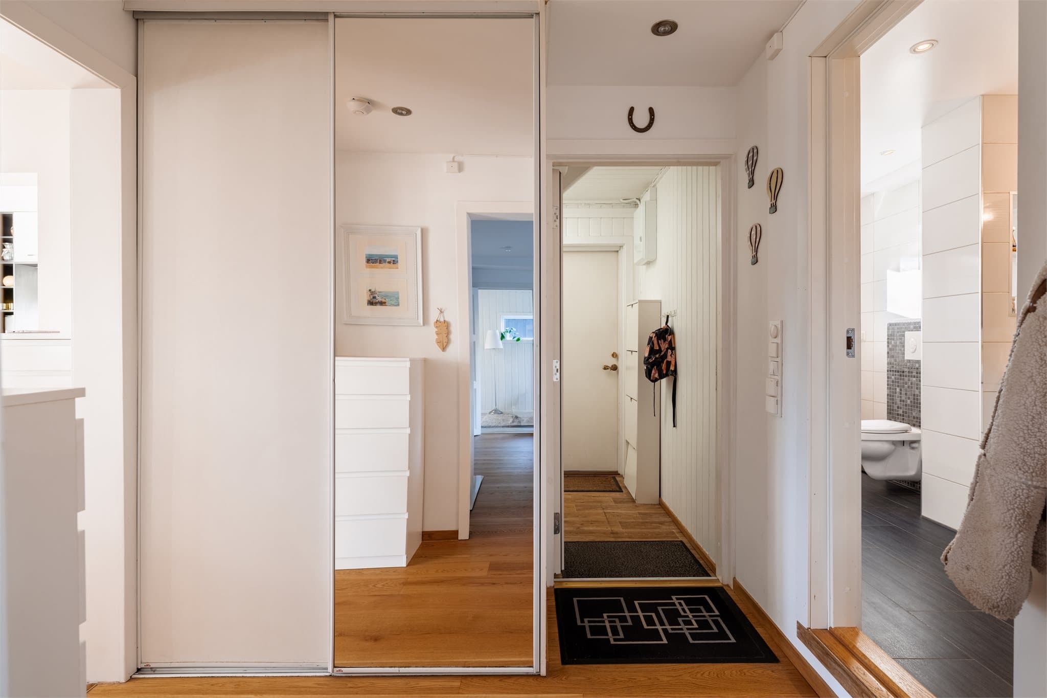 I fellesentréen finner man trappen ned til kjelleretasjen, hvor det disponeres to boder samt felles teknisk rom. Videre er det inngang til privat gang, med plass til å henge fra seg yttertøy i garderobeskap.