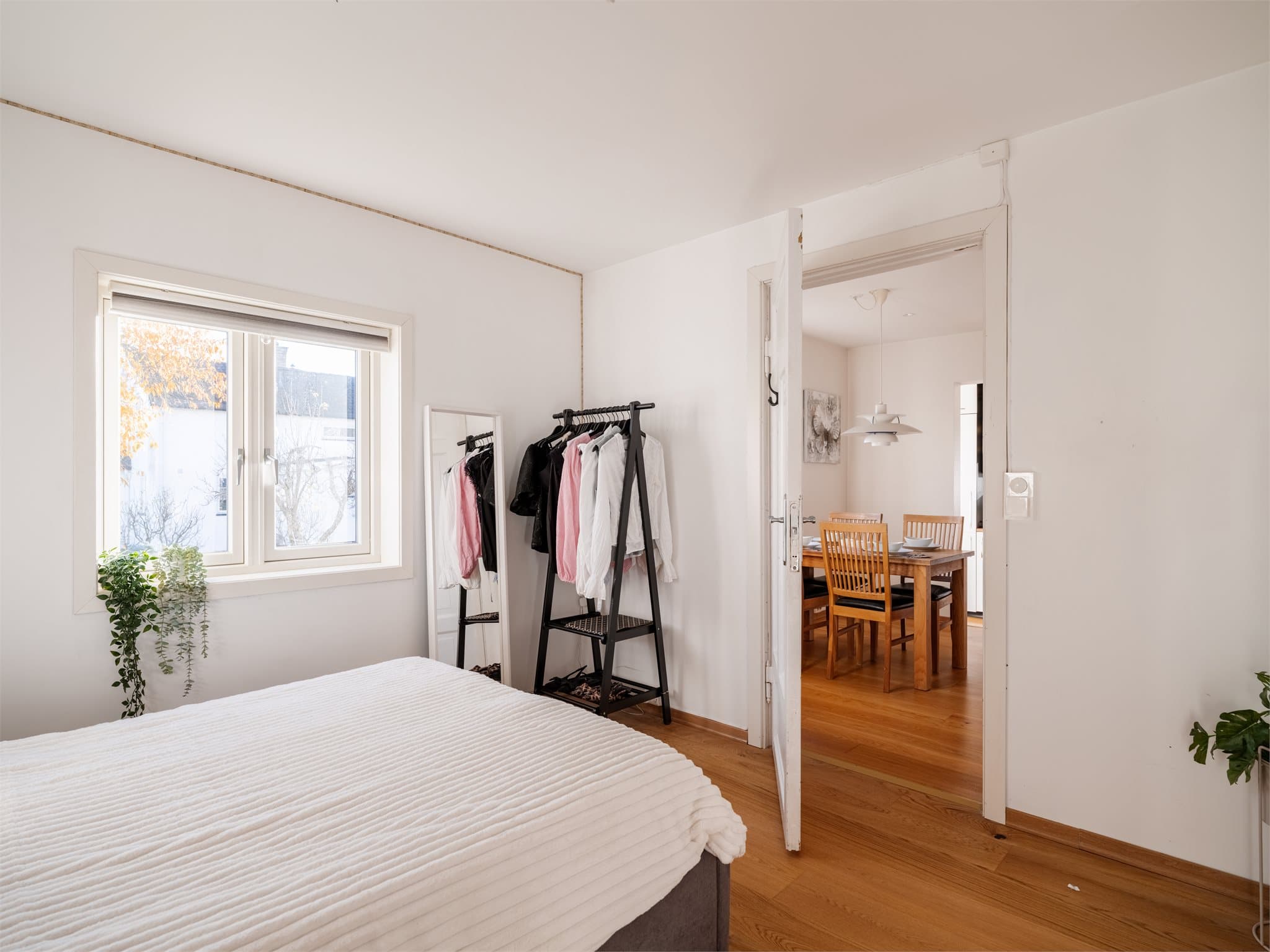 Hovedsoverommet har plass til dobbeltseng med tilhørende nattbord.