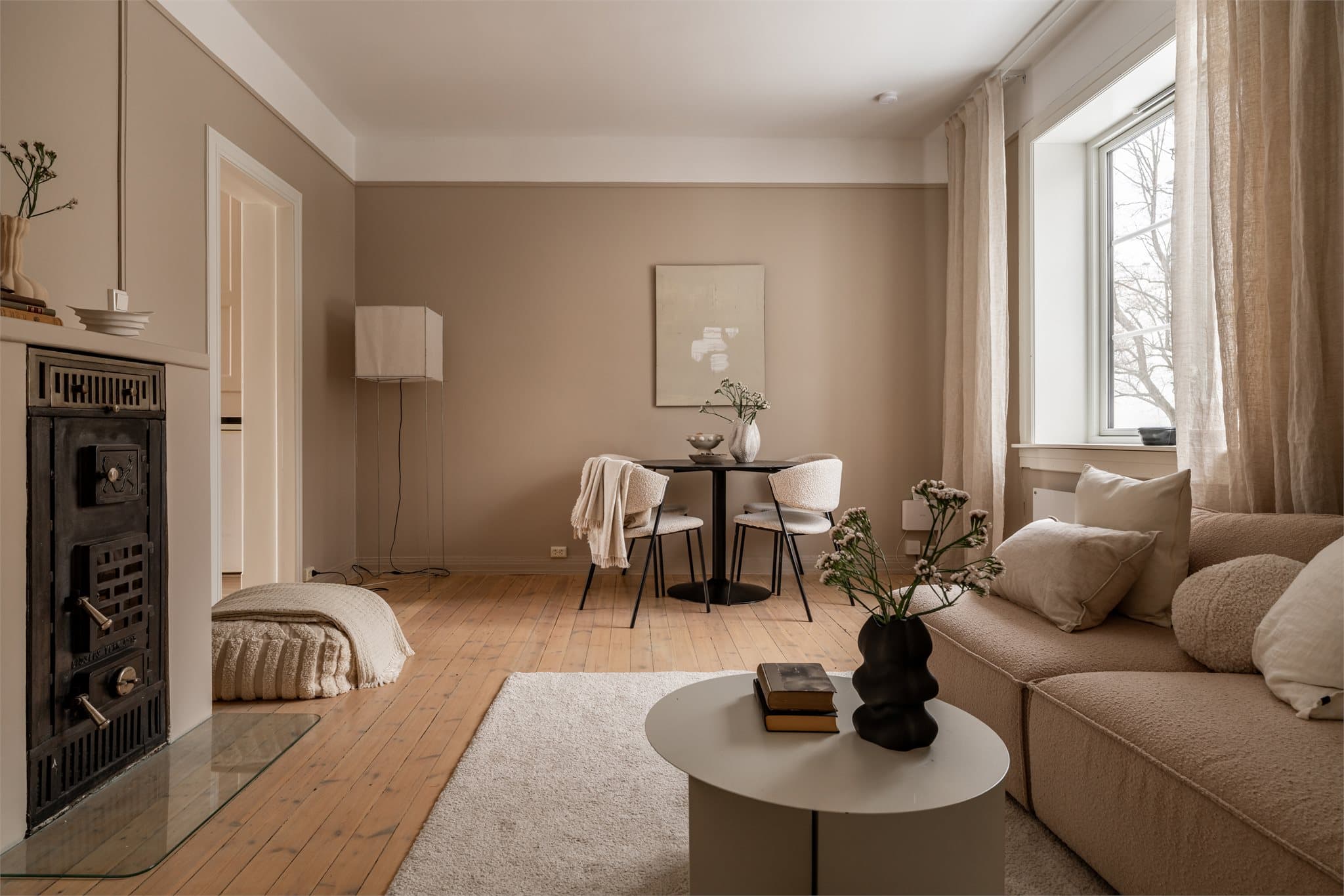 Dette er en sjarmerende 2-roms leilighet med originale detaljer som tregulv og god takhøyde på 2,80 meter, kombinert med moderne oppgraderinger.