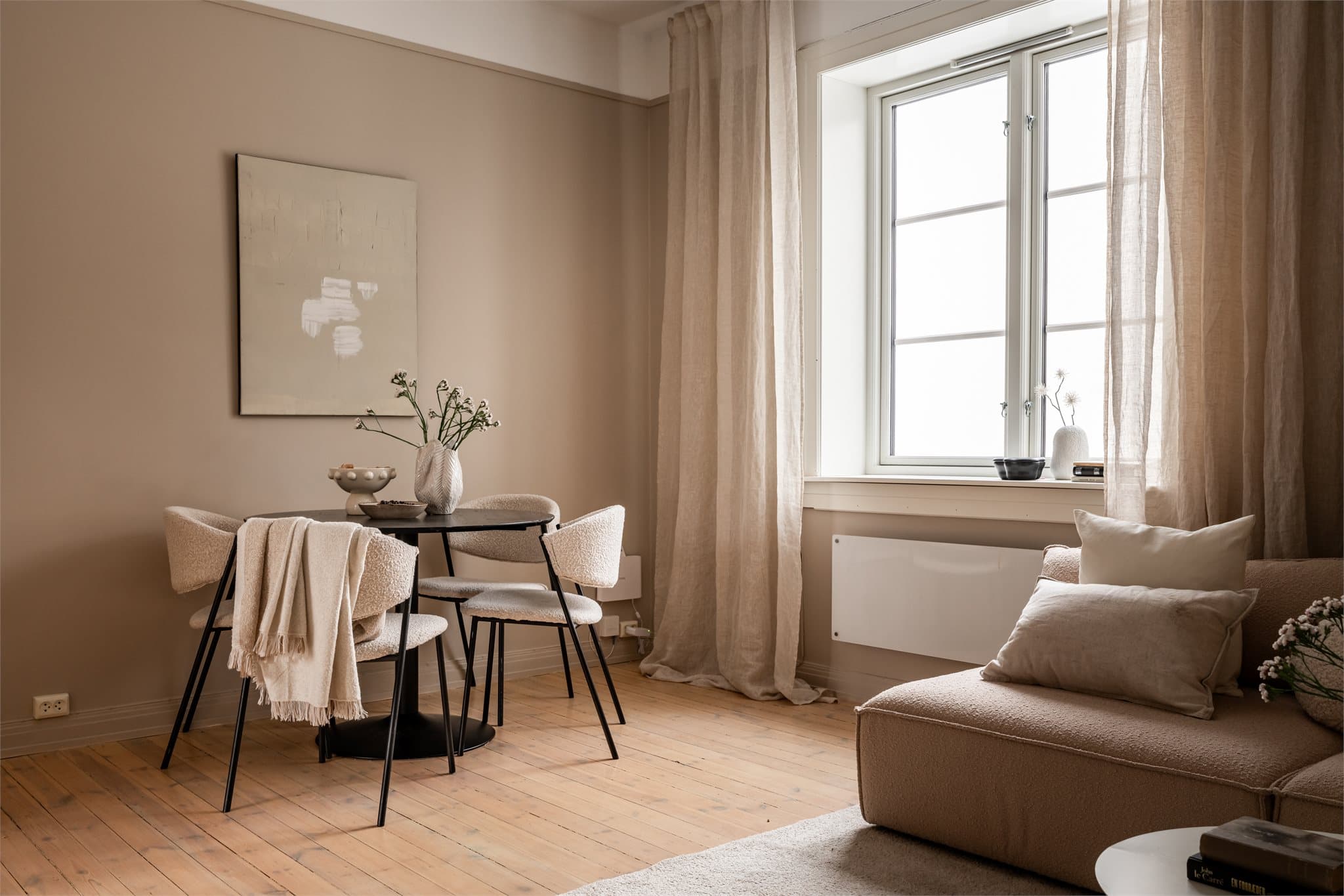 Det originale tregulvet er bevart i stue og soverom, og gir en varm karakter til rommene.