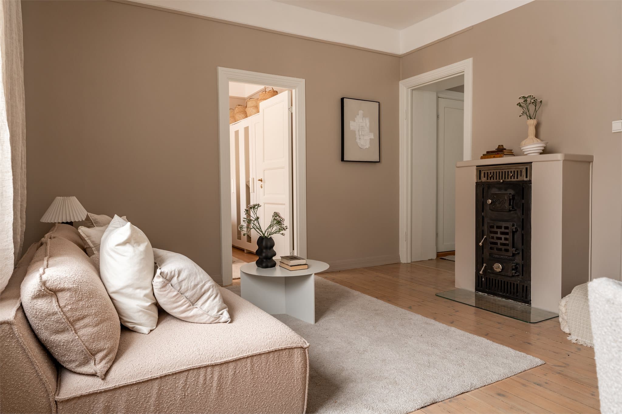 Leiligheten ligger i 2.etg, uten naboer over, kun loft.