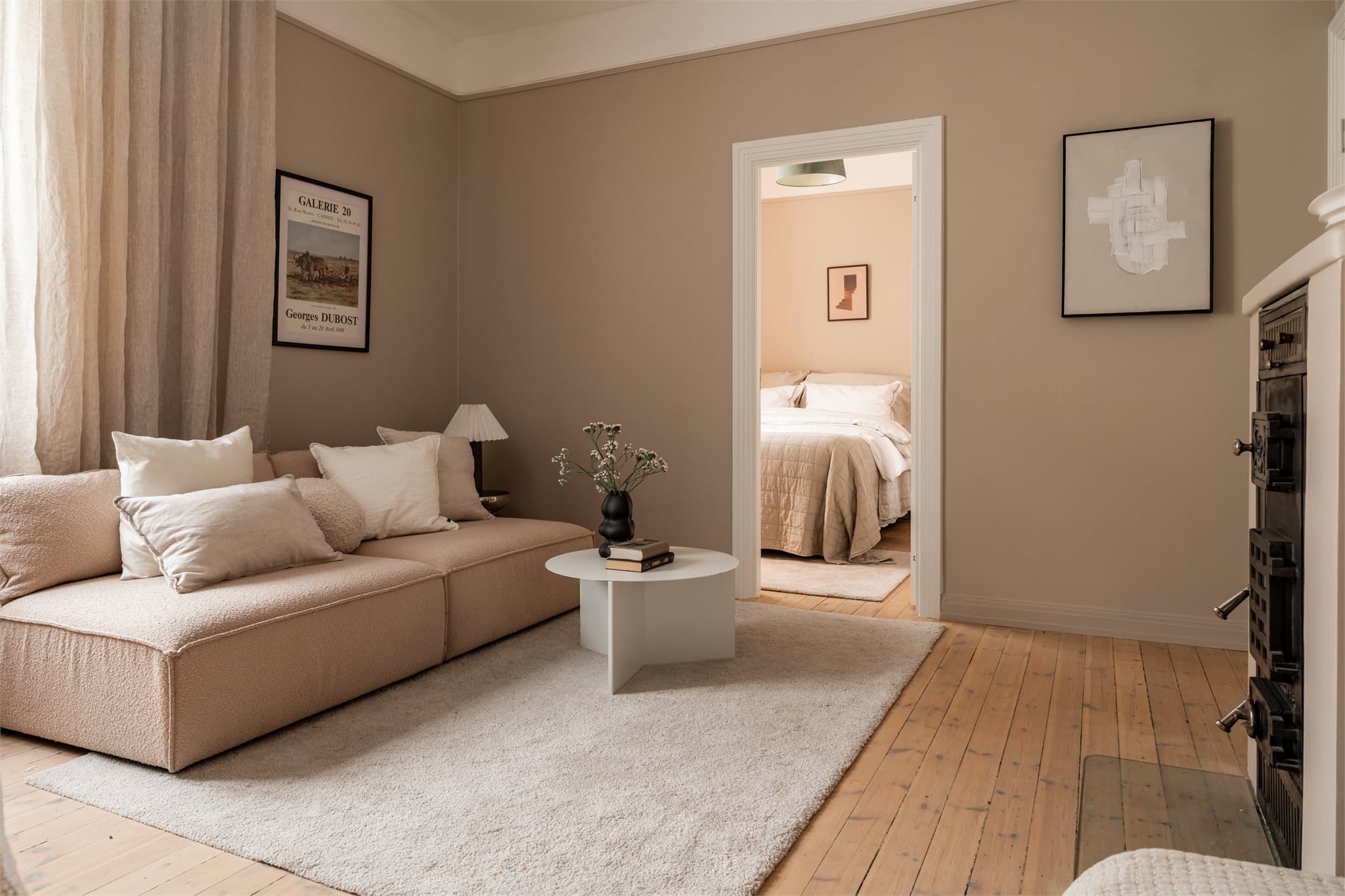 Fra stuen er det inngang til soverommet, noe som gir en god og praktisk flyt i boligen.