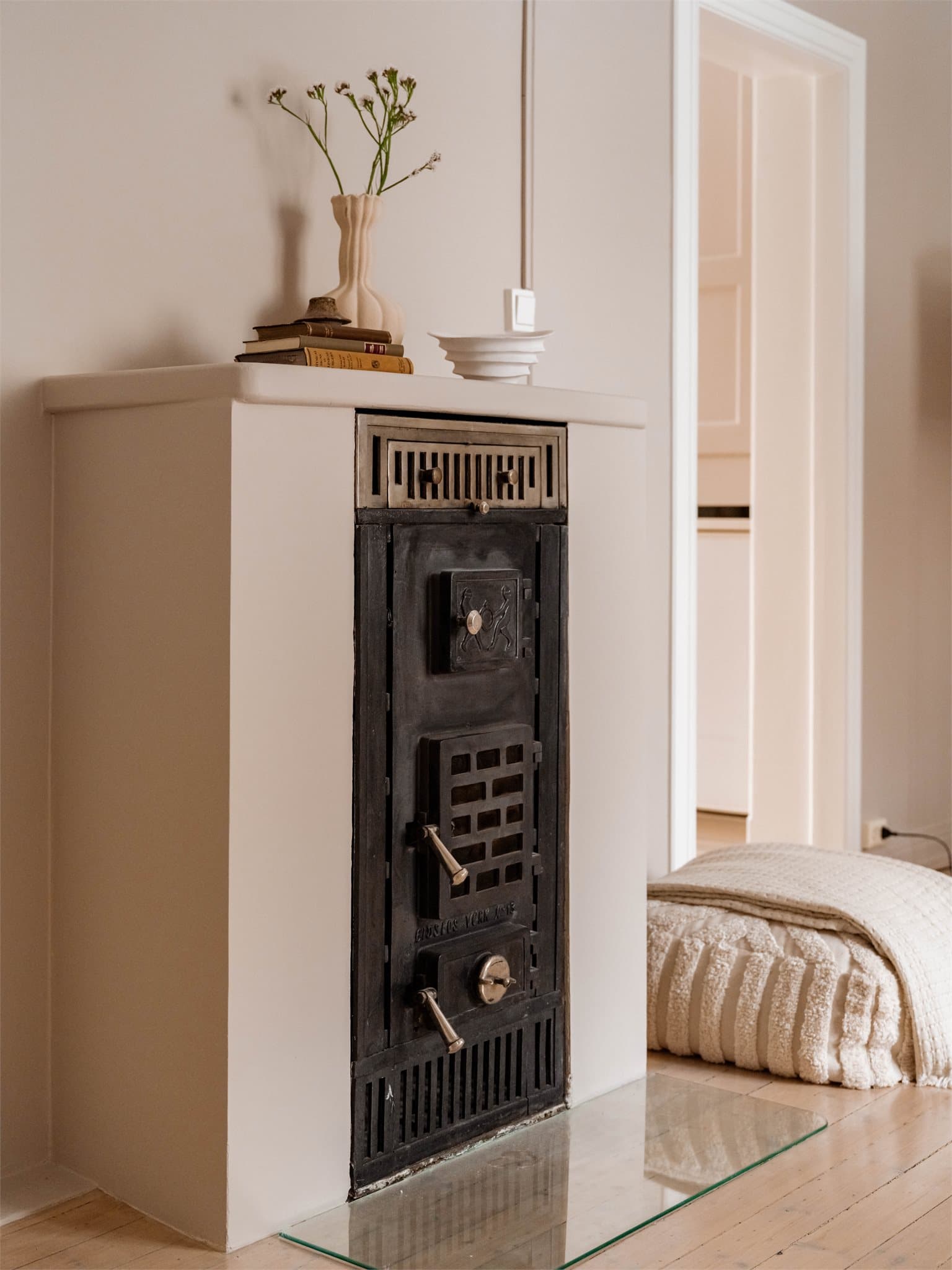 Ildstedet er et sentralt element i stuen, og supplerer oppvarmingen på kalde dager.