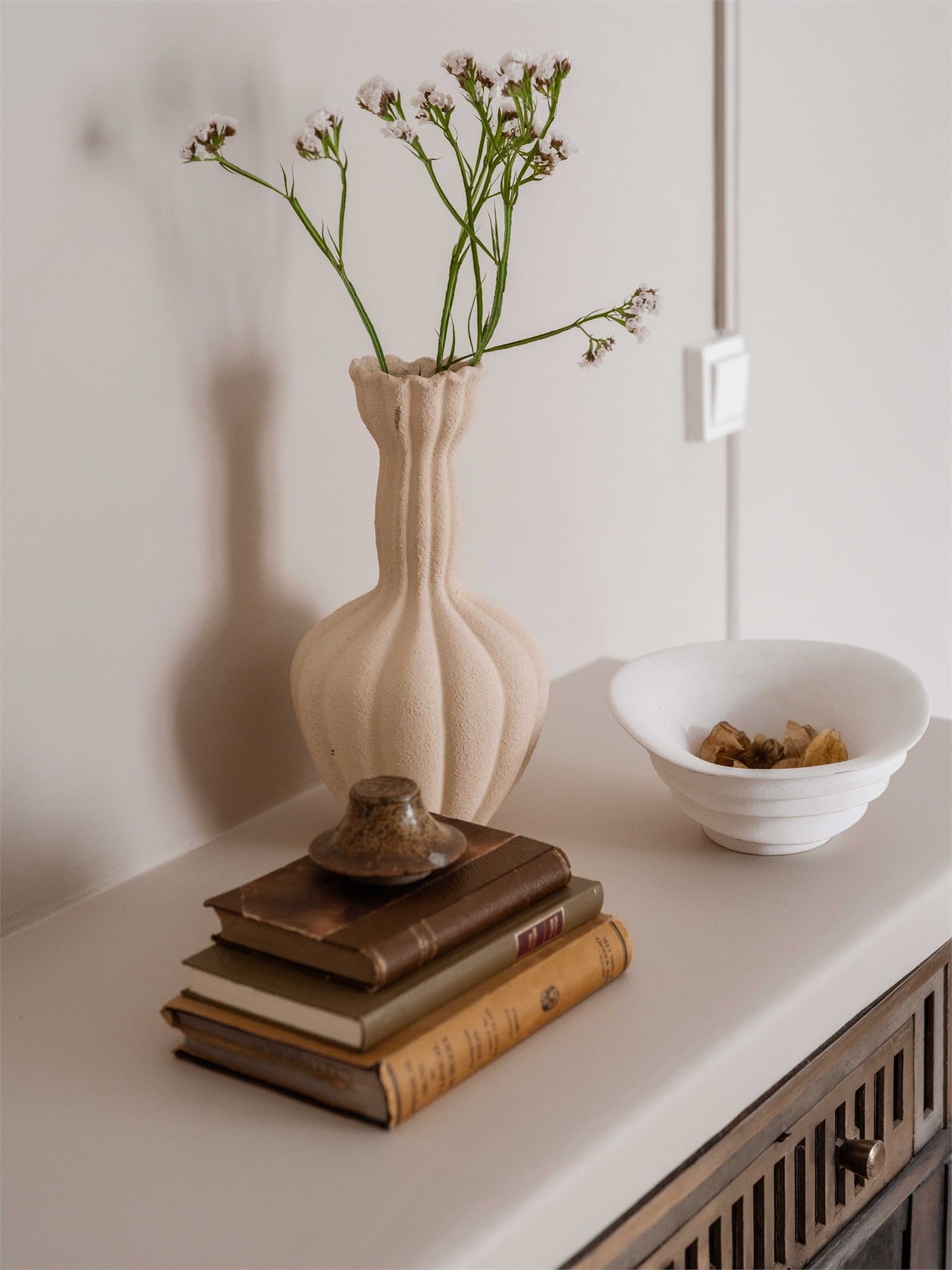 Gjennomgående materialvalg og nymalte overflater skaper en helhetlig og tidsriktig stil.