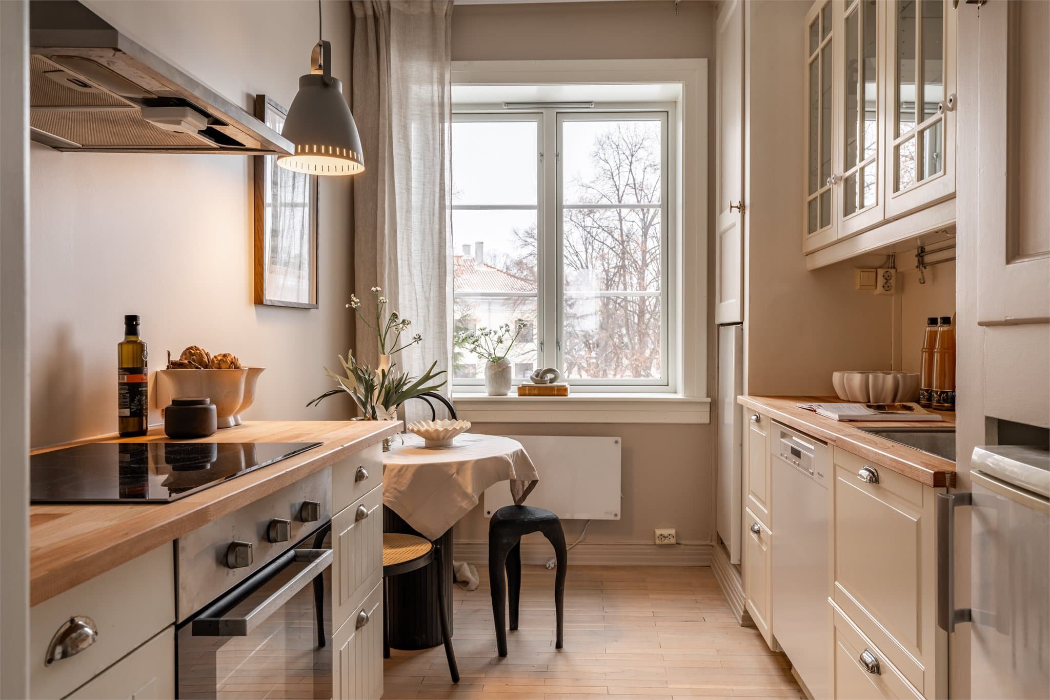 Planløsningen er smart utnyttet med romslige og velfungerende rom, blant annet et separat kjøkken i tilknytning til oppholdsrommet.