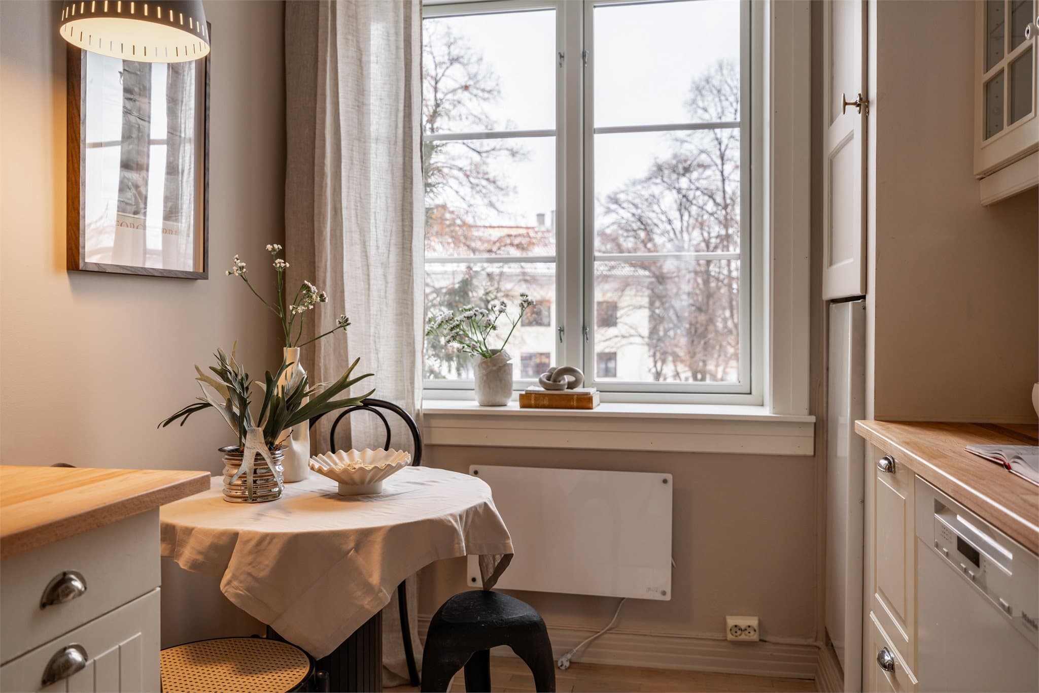 En hyggelig spiseplass ved vinduet gjør kjøkkenet til et sosialt rom i hverdagen.