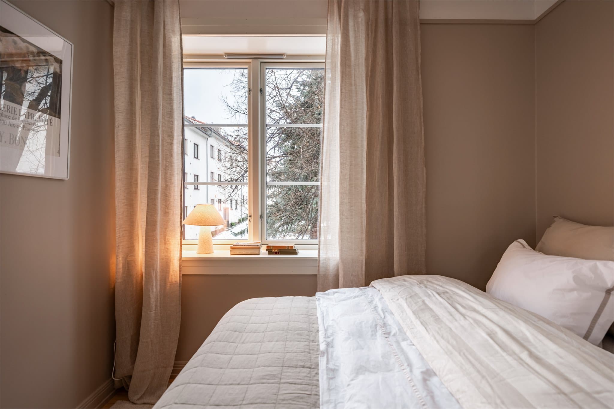 Soverommet har plass til dobbeltseng og vender mot nabobygningenes gårdsrom.