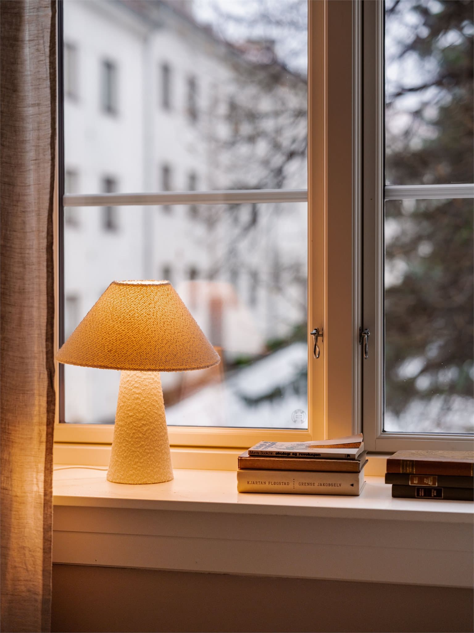 Sprosse-inndelte vinduer er i tråd med bygårdens klassiske arkitektur fra 1929.