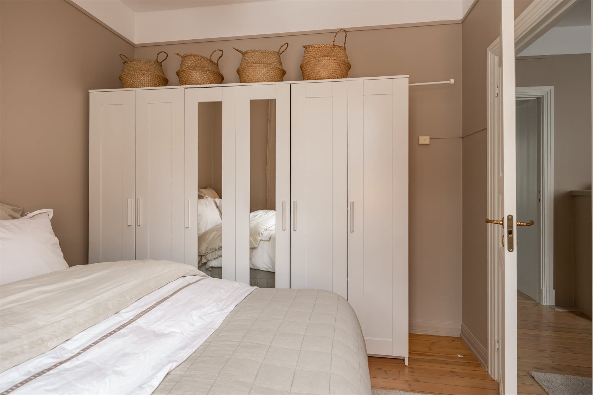 Rommet har god plass til en stor garderobeløsning for rikelig med oppbevaring.