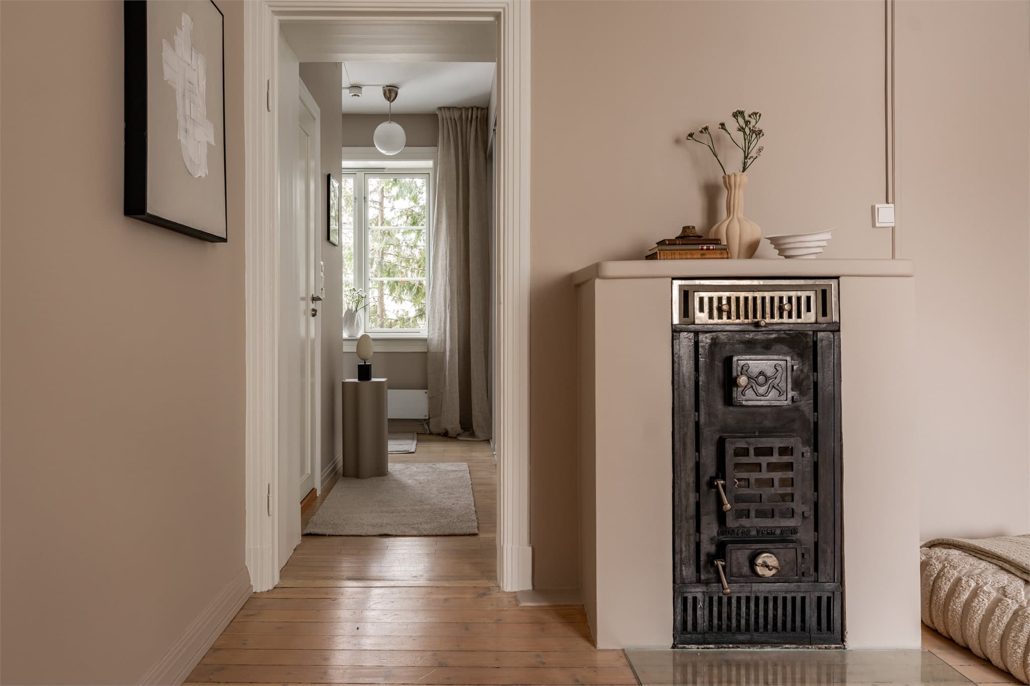 Entréen har økt garderobeplass som følge av en smart planløsningsendring. Her er det et eget skap for vaskemaskin og tørketrommel/vaskesøyle