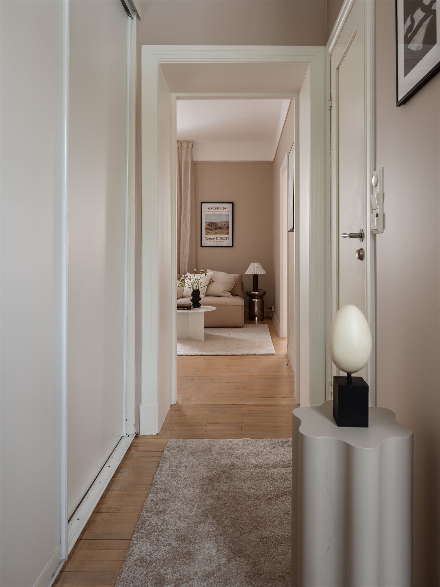 Entreen har eget skap for vaskemaskin og tørketrommel/vaskesøyle.