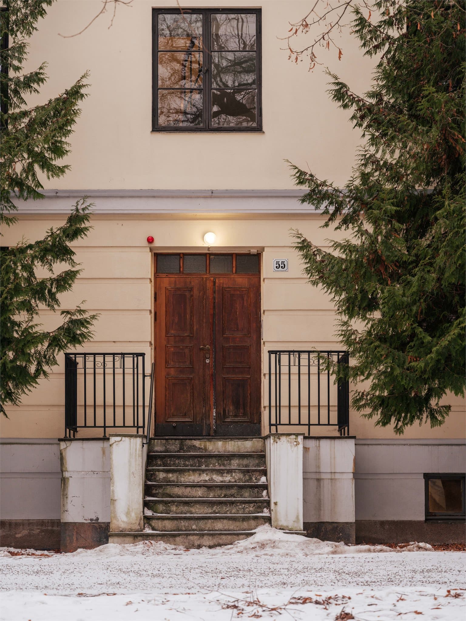 Inngangspartiet er representativt for bygårdens historiske karakter fra tidlig 1900-tall.