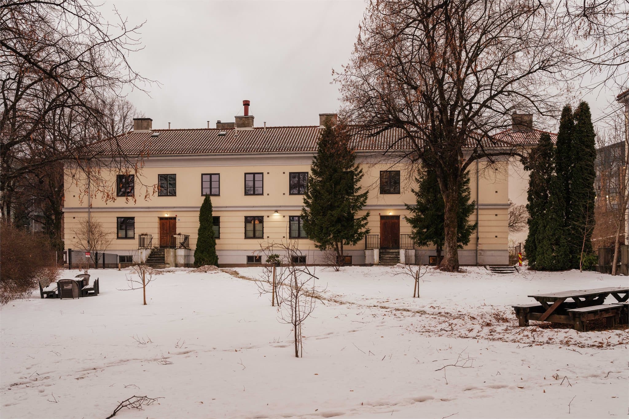 Leiligheten ligger i en klassisk bygård fra 1929, tilbaketrukket fra veien med hyggelig utsikt mot fellesarealene.