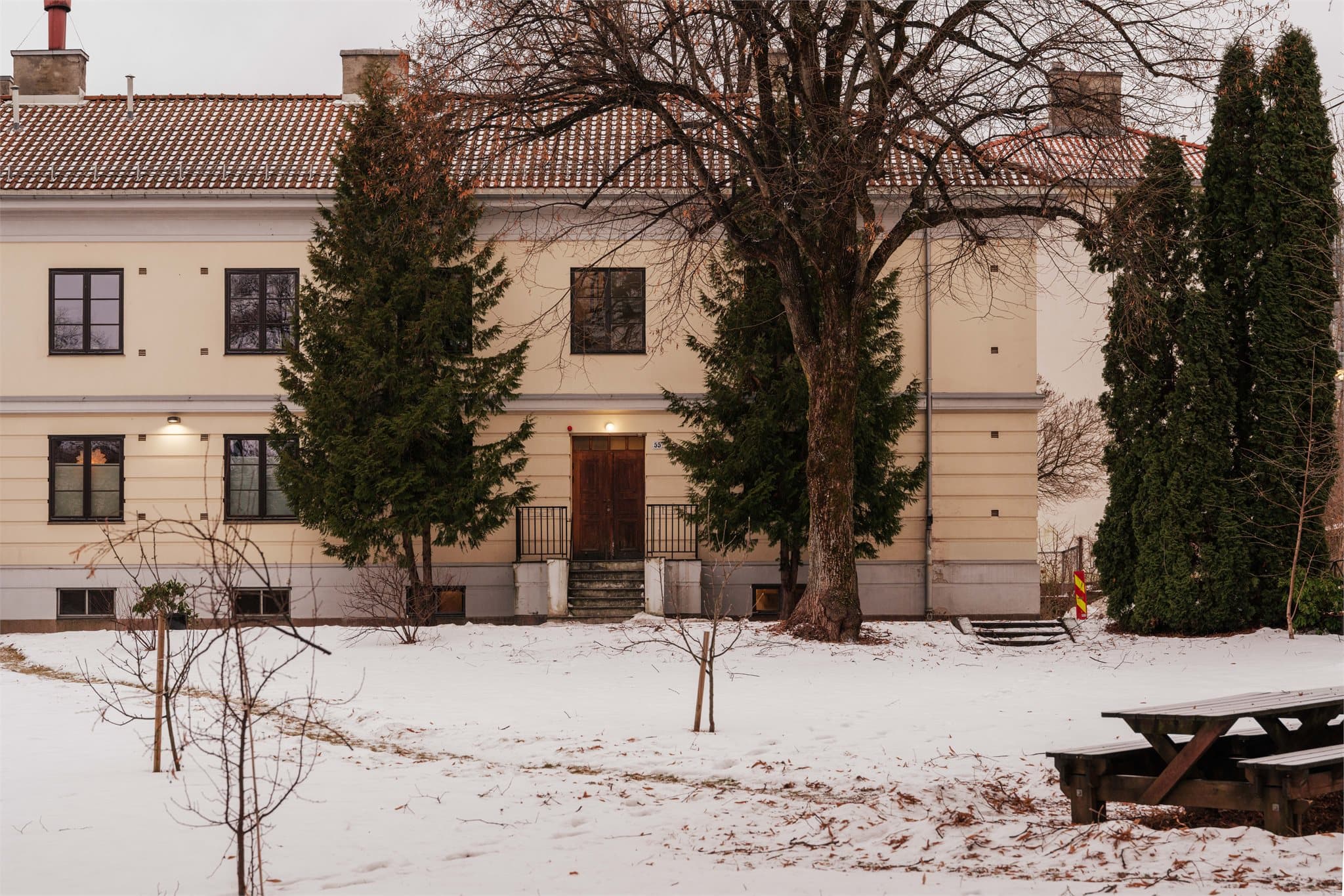 Boligen er plassert i det bygget som kun består av to etasjer med leiligheter.