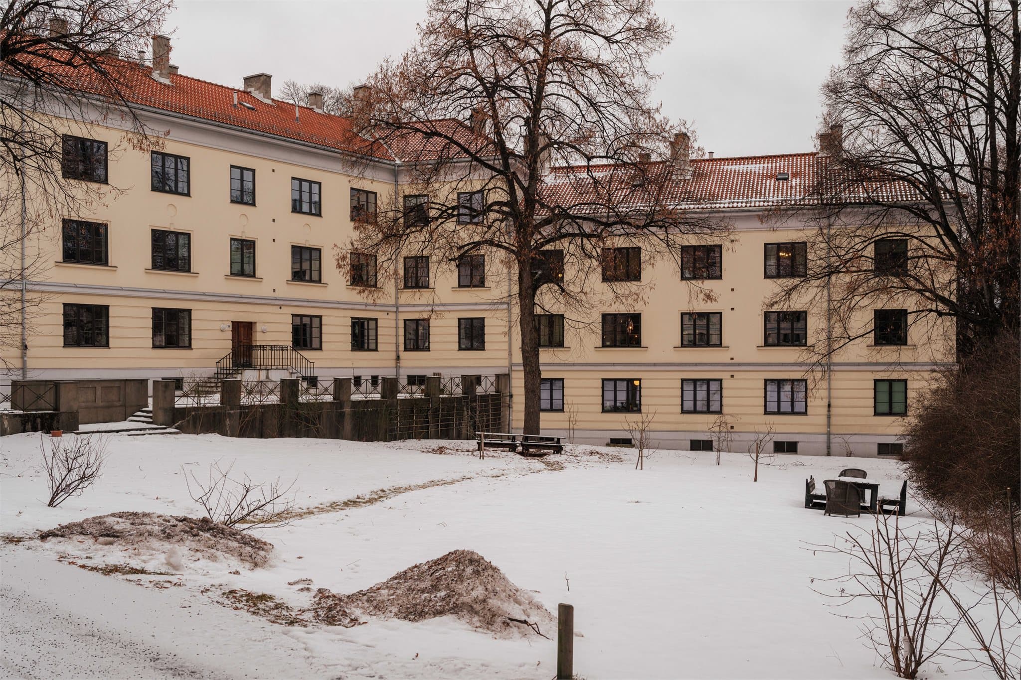 Sameiet har et velholdt og skjermet gårdsrom til felles bruk for beboerne.