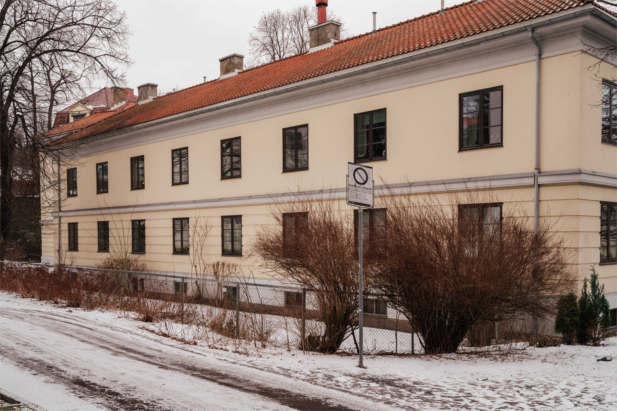 Innkjørsel til naboeiendommen. Colletts gate er en bred og herskapelig gate med staselige trær som skaper en karakteristisk og grønn alléfølelse, og gir området et rolig og eksklusivt preg.