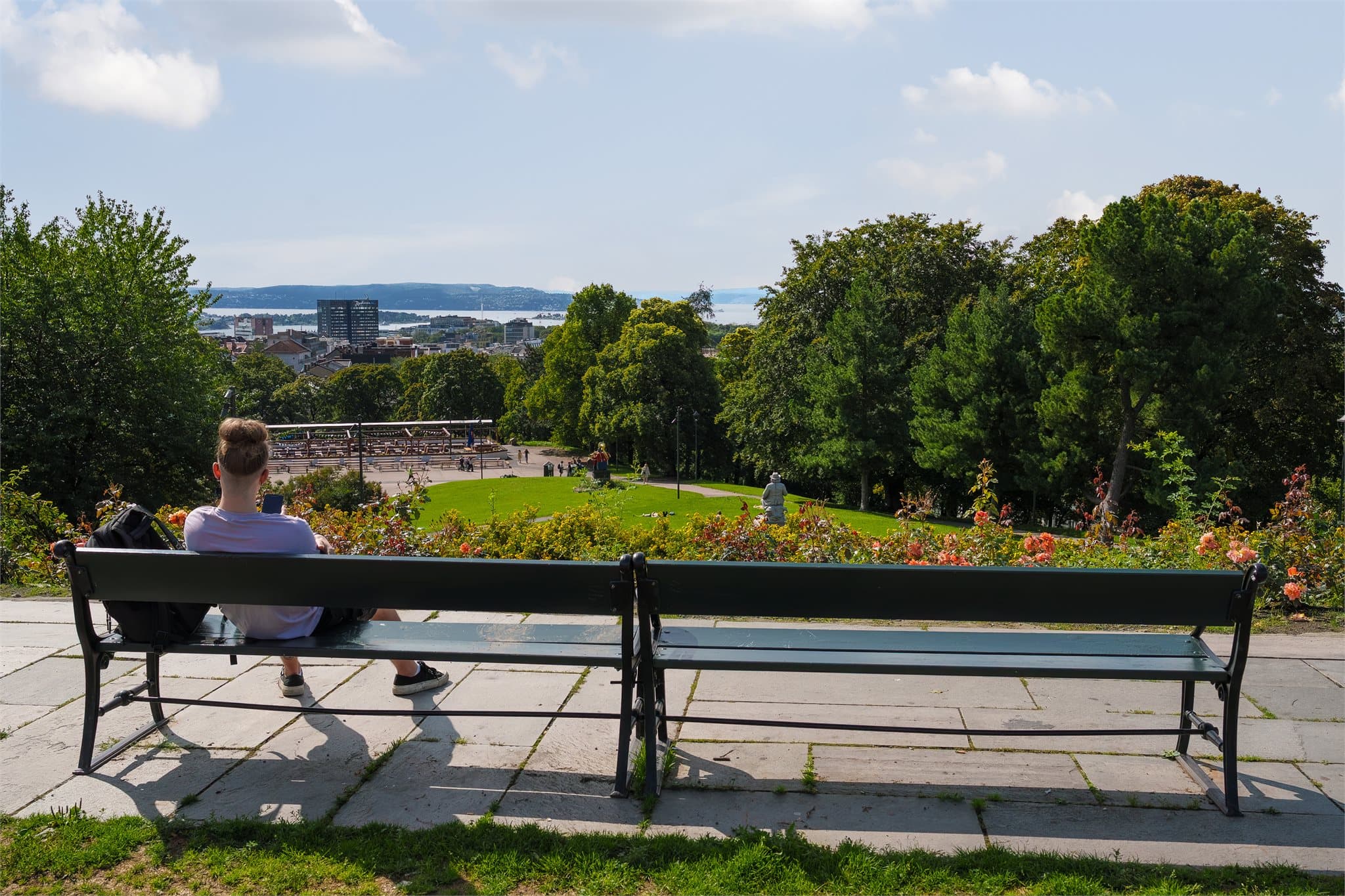 Den store og frodige parken på St. Hanshaugen er en av byens fineste, med flott utsikt fra toppen.