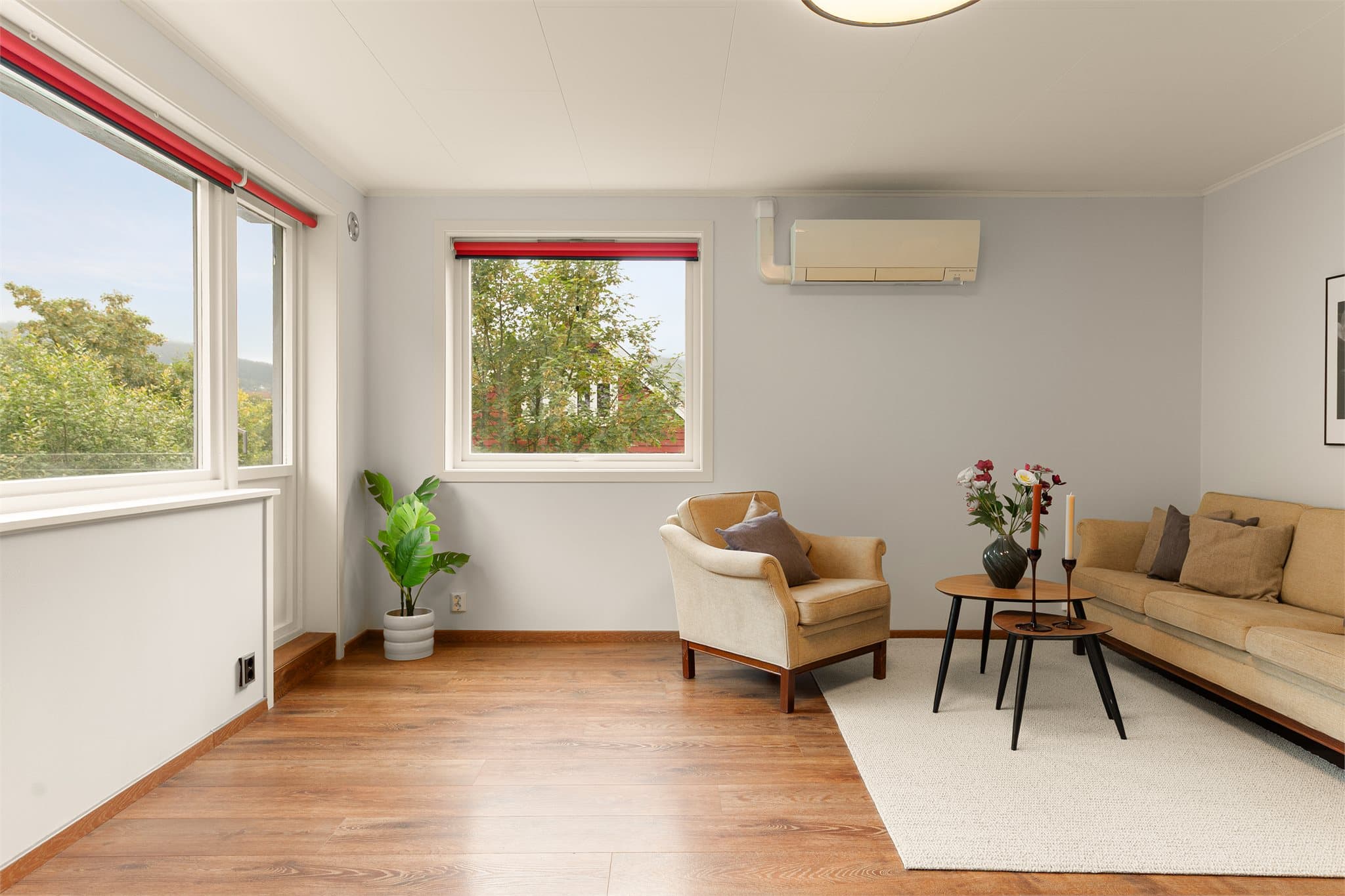 - Leiligheten har et BRA-i på 62m² og inneholder entré, stue, kjøkken, bad og to soverom -