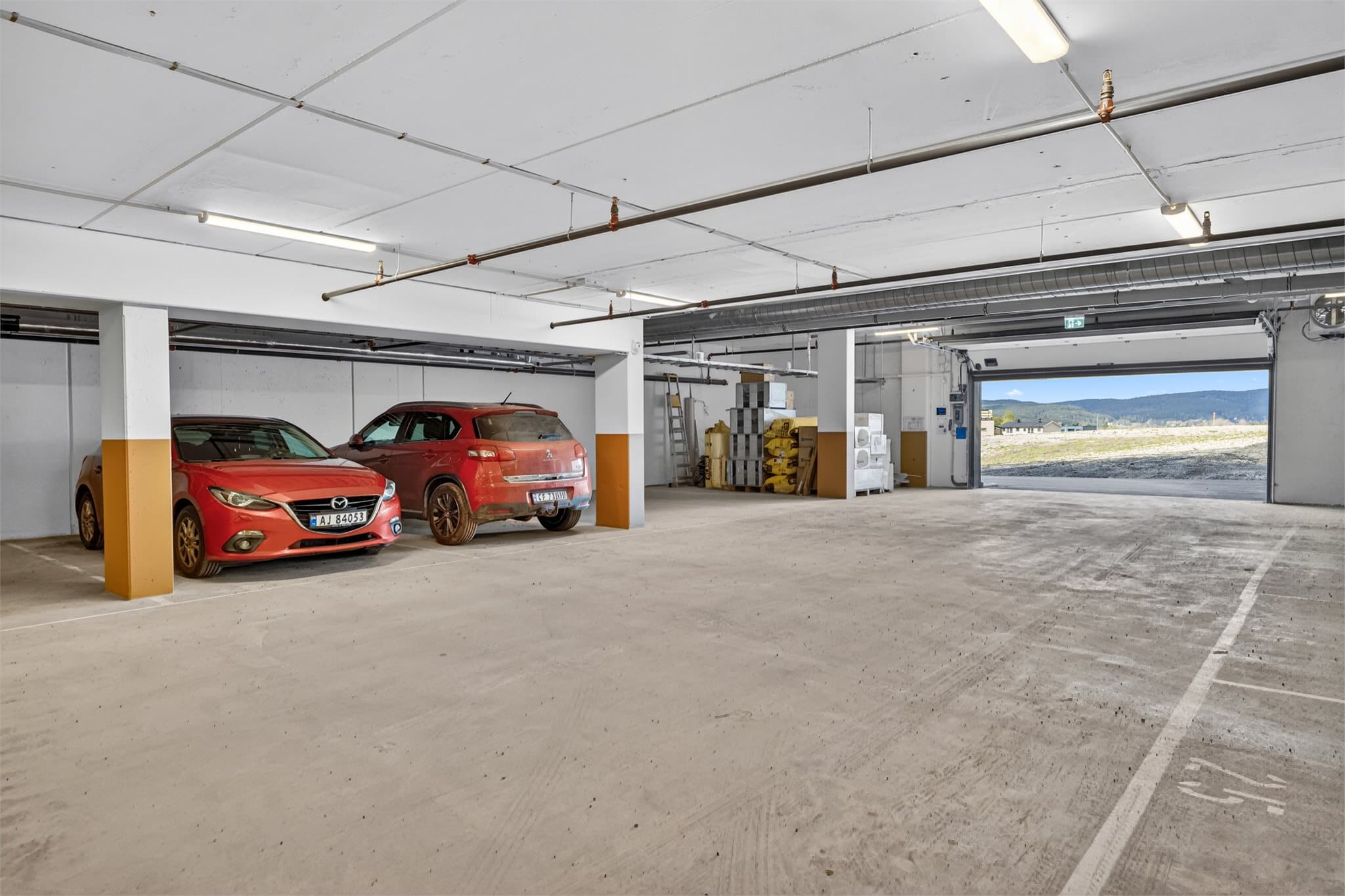Det medfølger parkeringsplass nr. 5 i garasjeanlegget.
