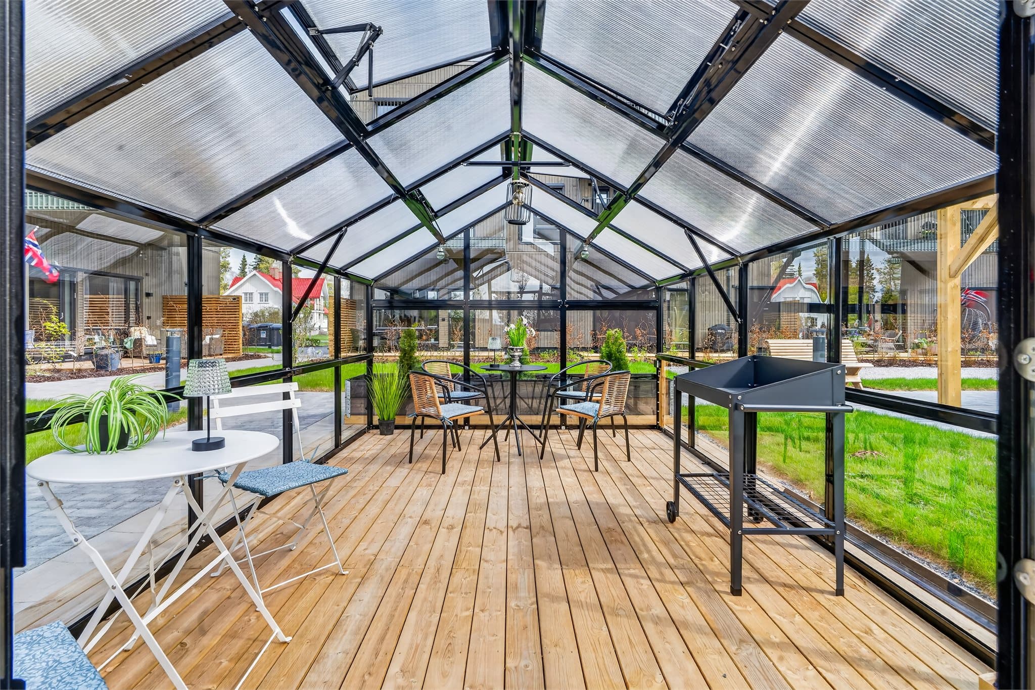 Finnes det både pergola, bocciabane samt praktisk verktøy- og delebod. Her får du et sosialt og moderne bomiljø med gode møteplasser både ute og inne.