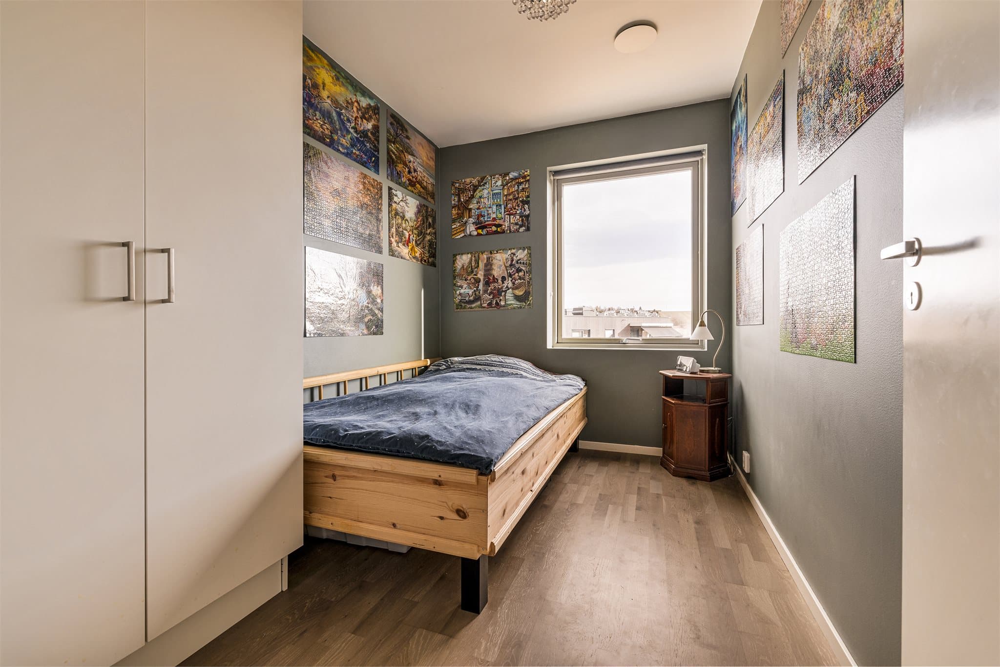 Soverom 2 med god plass til seng og oppbevaring.