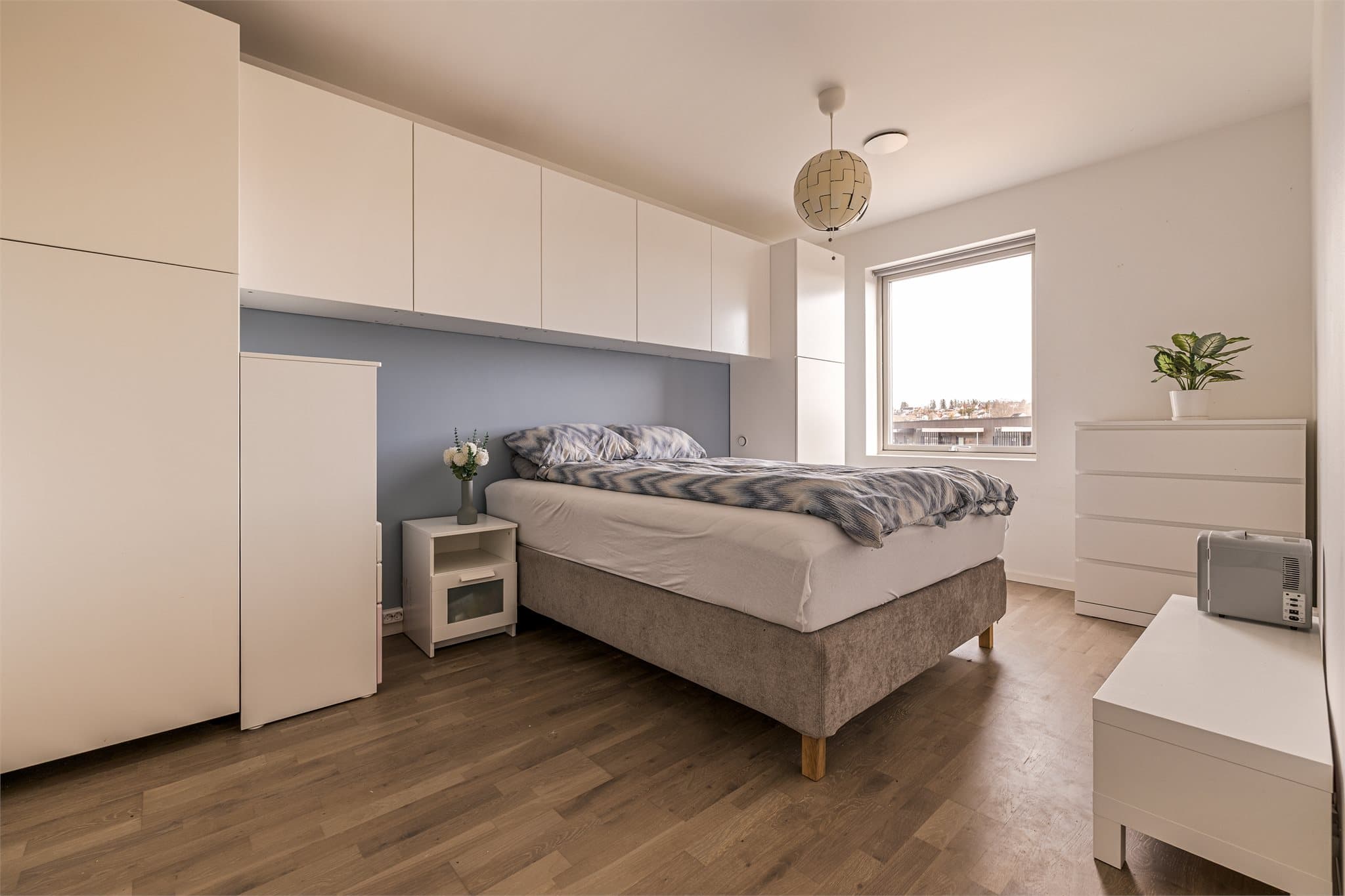 Stort og innbydende soverom med god plass til seng og garderobeløsning.