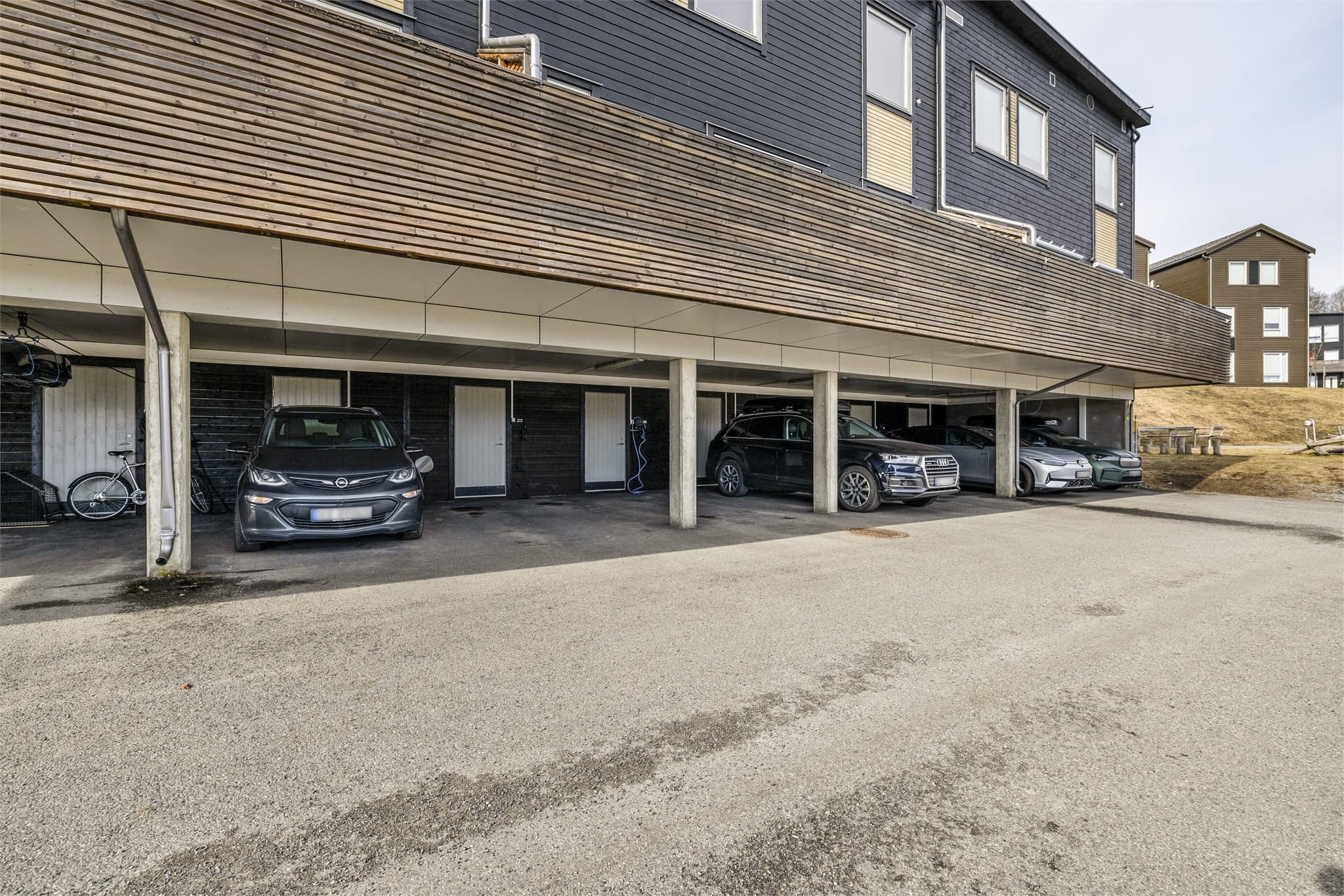 Carport med tilhørende oppstillingsplass og bod.