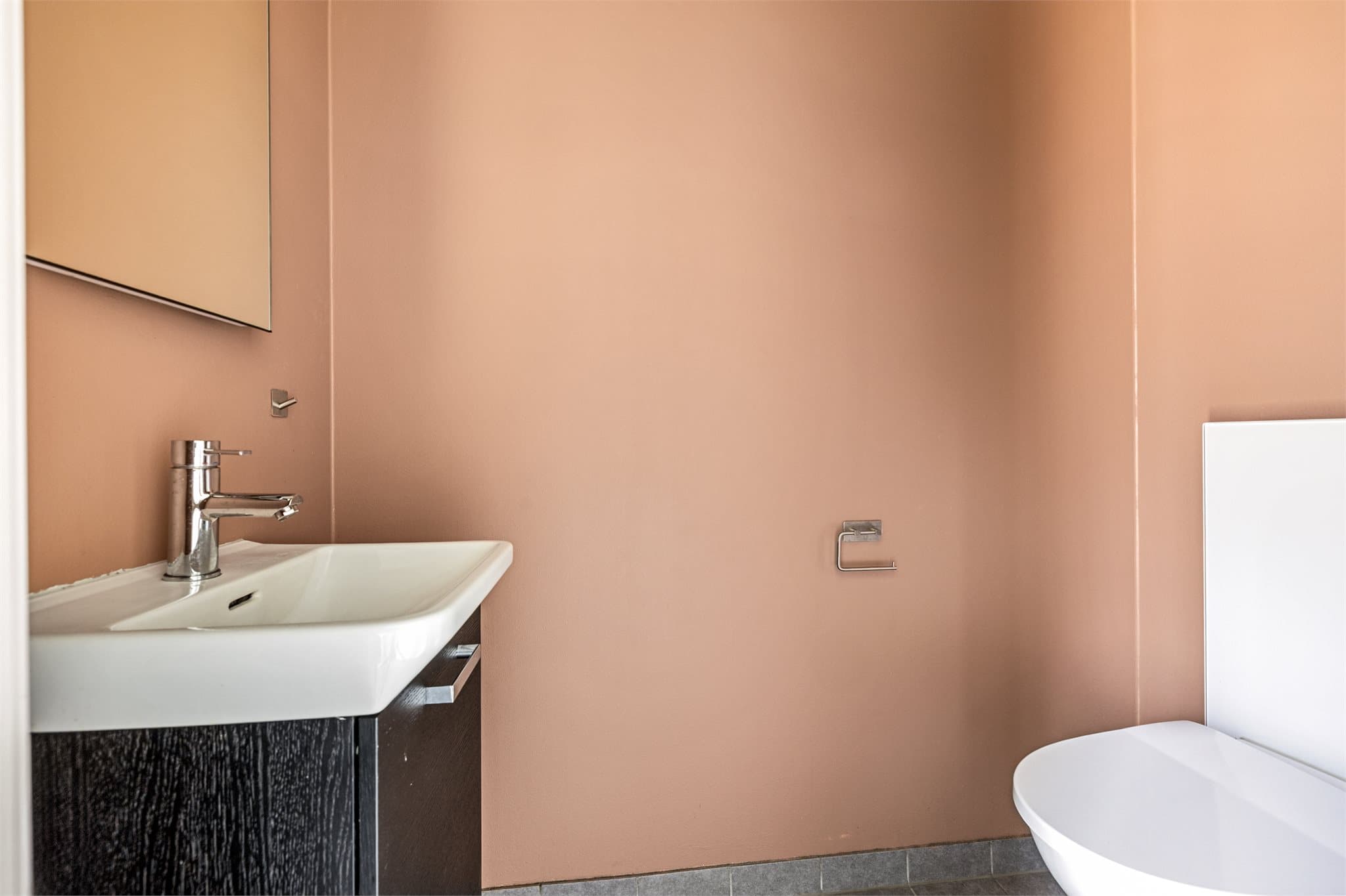 Delikat toalettrom i 1. etasje med moderne uttrykk og praktiske løsninger.