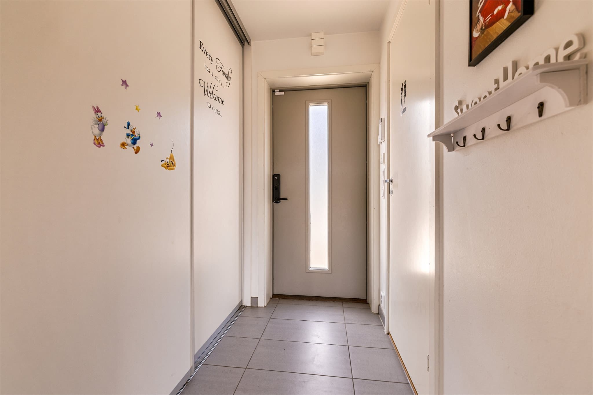 Lys og innbydende entré med praktisk oppbevaringsplass og god adkomst til boligens øvrige rom.