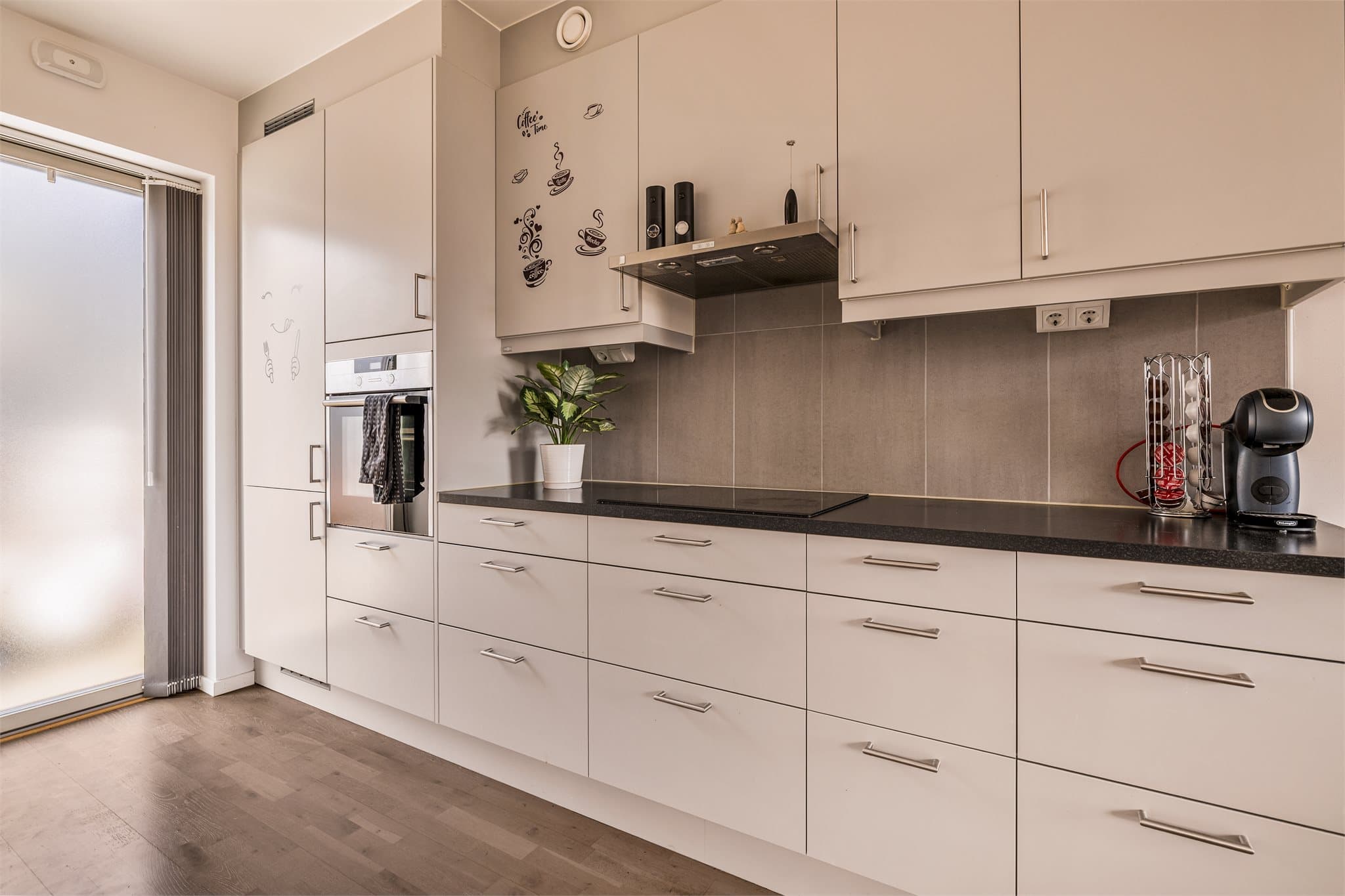 kjøkkenet har godt med skapplass og har utgang til terrassen ved entreen.