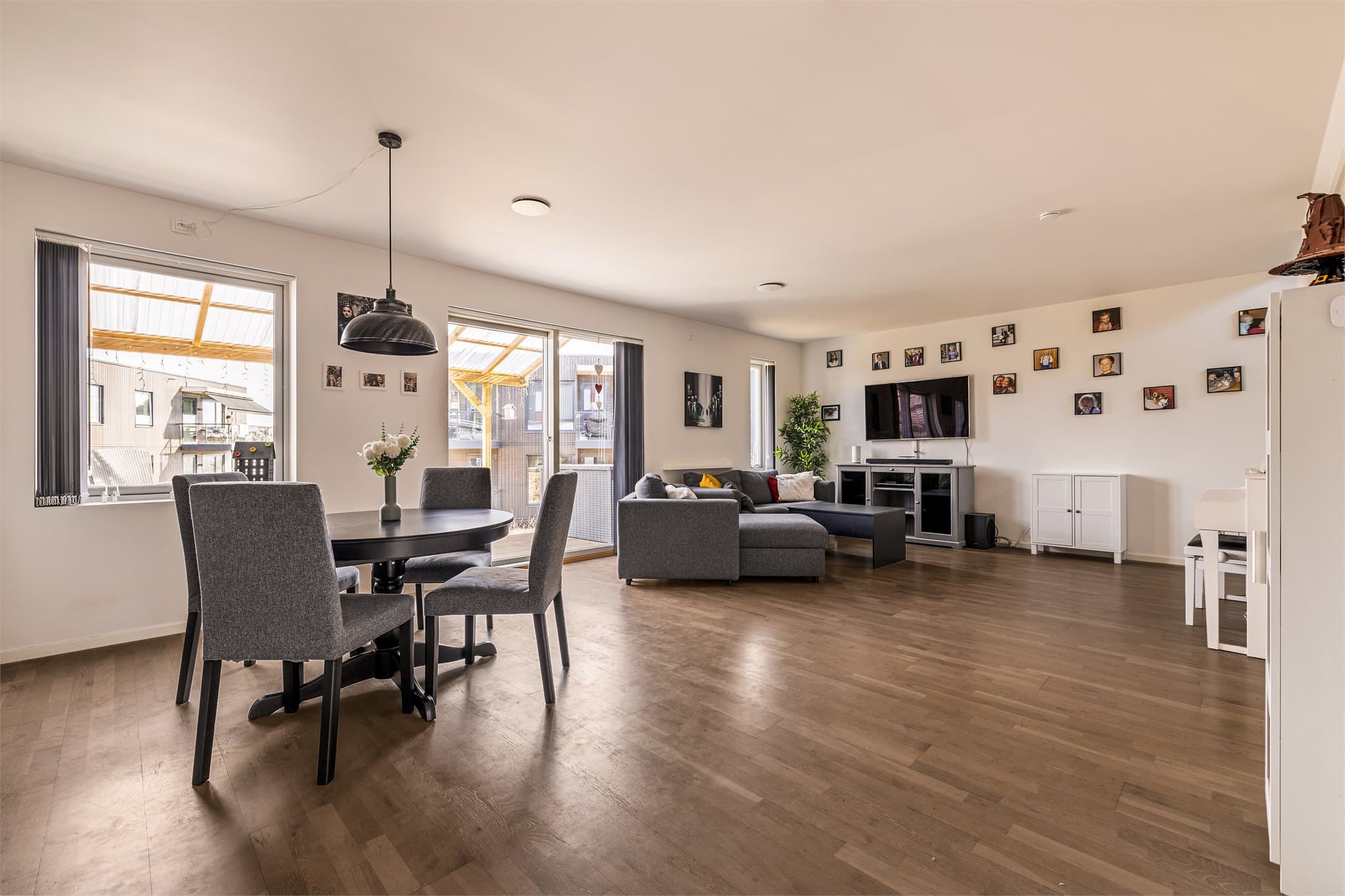 Luftig oppholdsrom med god plass til både spisegruppe og sofaseksjon.