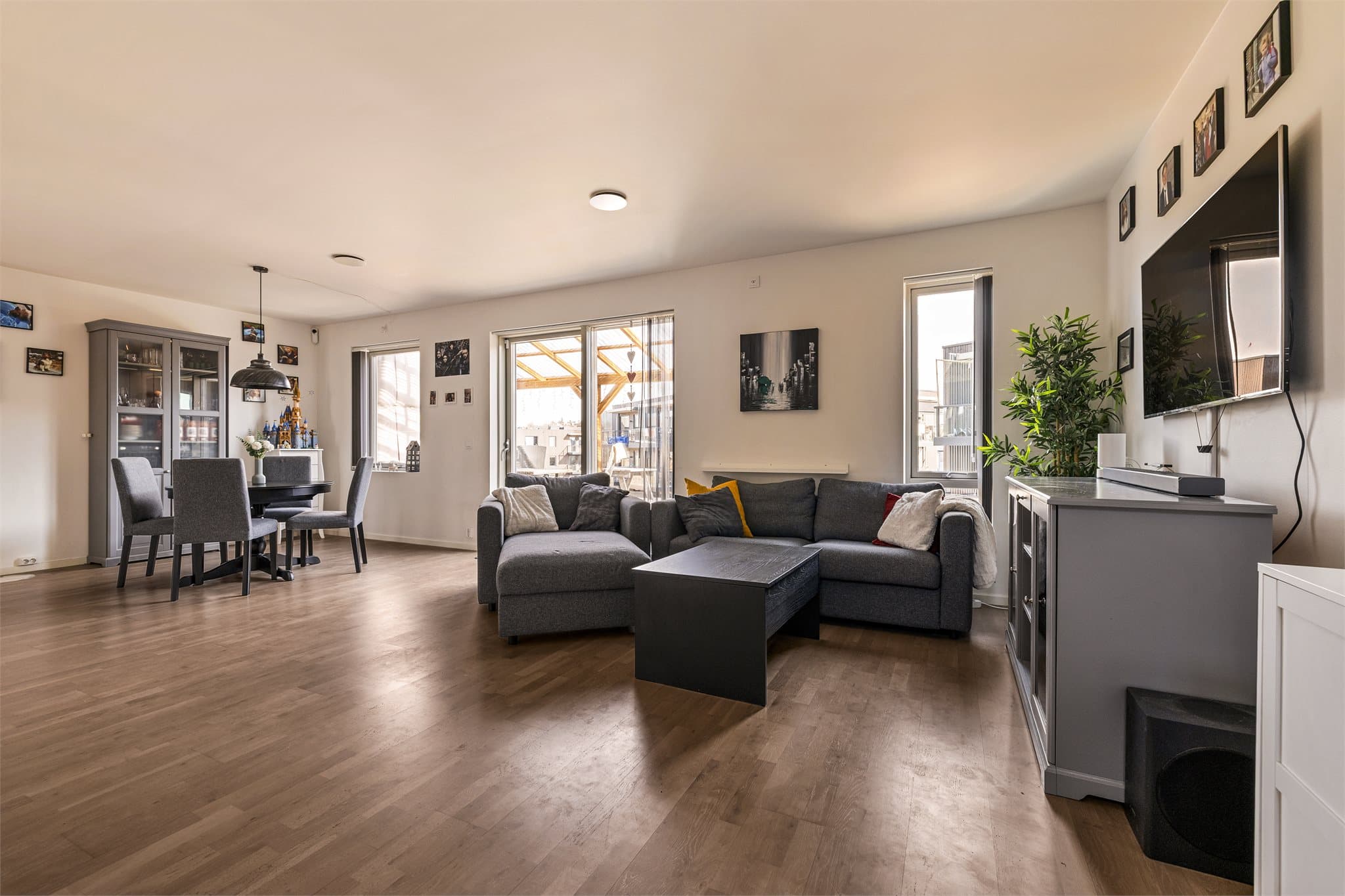 Lys og innbydende stue med store vindusflater som gir rikelig med naturlig lys.