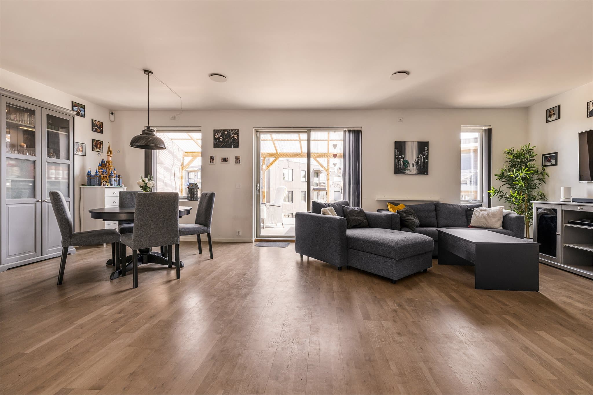 Fra stuen er det utgang til terrassen bak huset.