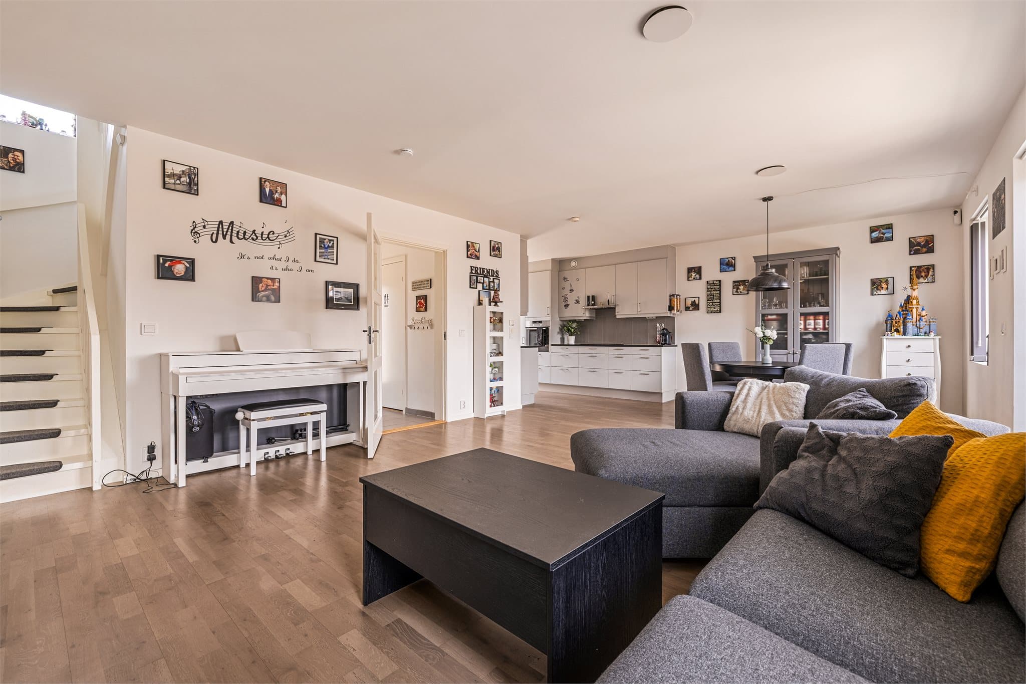 Romslig og lys stue med gode møbleringsmuligheter og en åpen, sosial atmosfære.