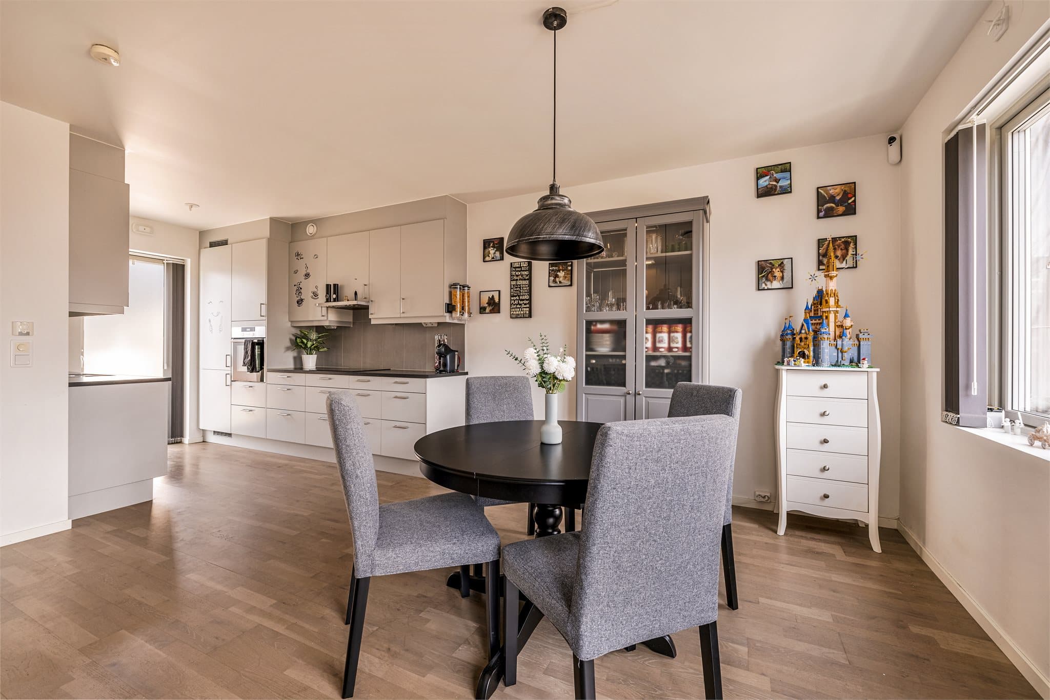 Åpen stue- og kjøkkenløsning med naturlig plass til spisegruppe og hyggelige samlingspunkter.