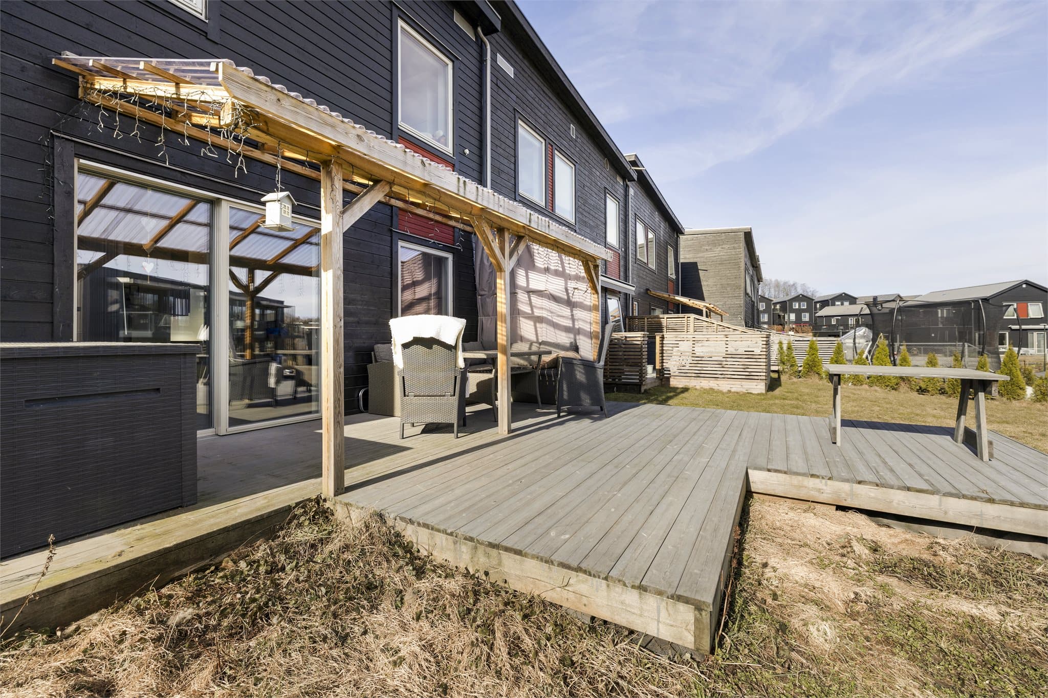 Romslig terrasse med god plass til utemøbler og sosiale sammenkomster.