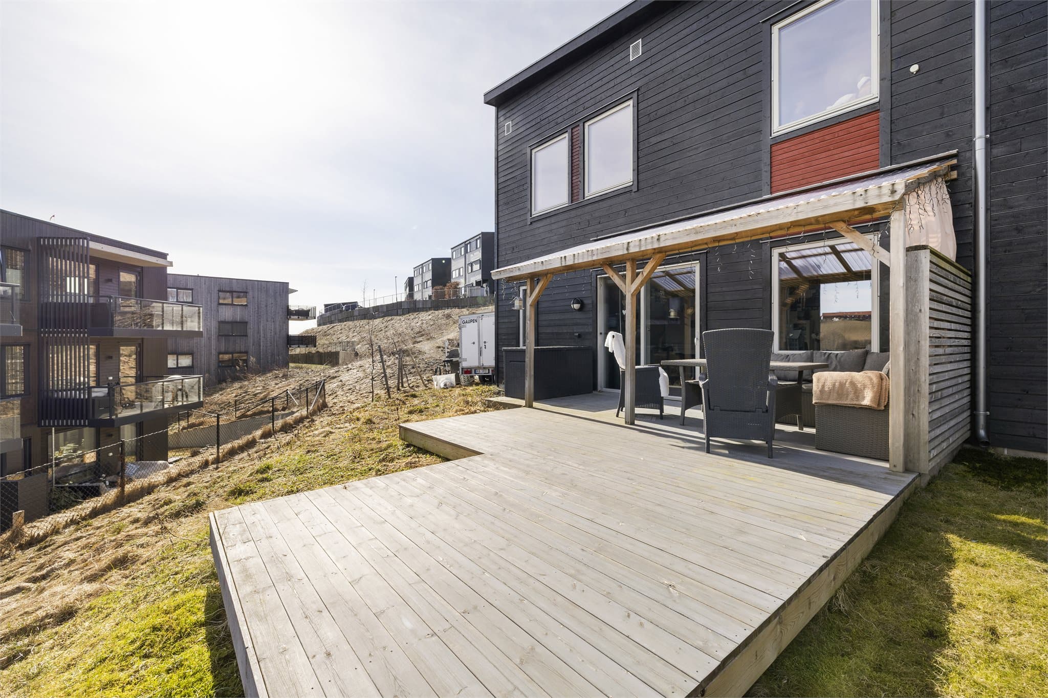 Solrik terrasse med tilknytning til hageareal - perfekt for både lek og hyggelige uteopphold.