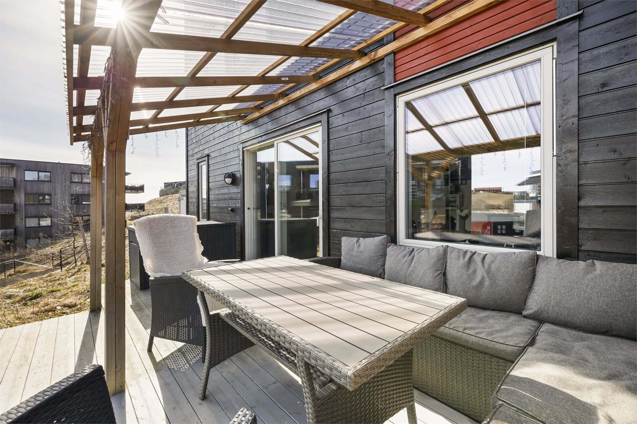 Delvis overbygd uteplass som forlenger utesesongen og gir gode soner for avslapning.