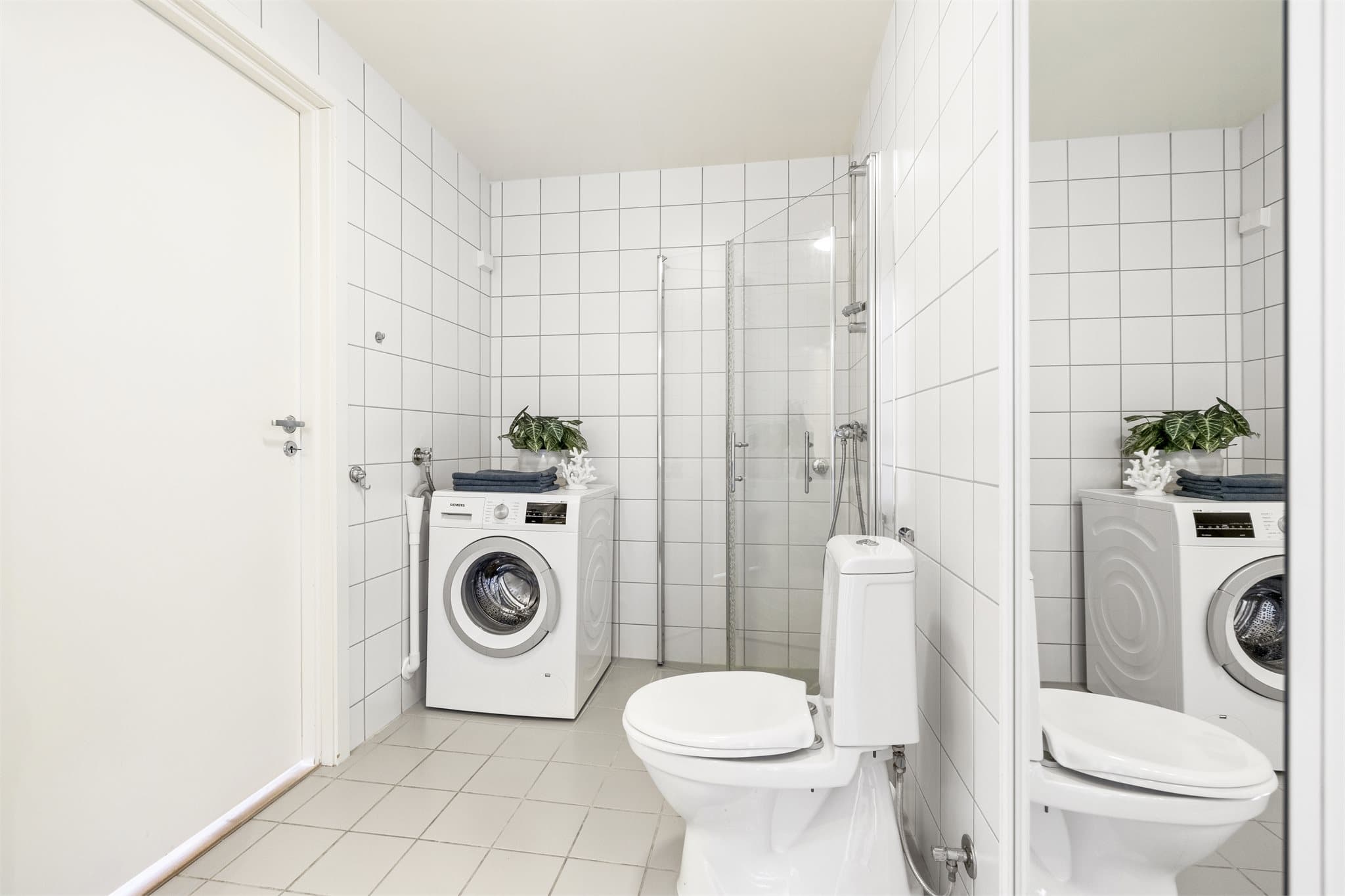 - Lyst og fint flislagt bad fra byggeår -