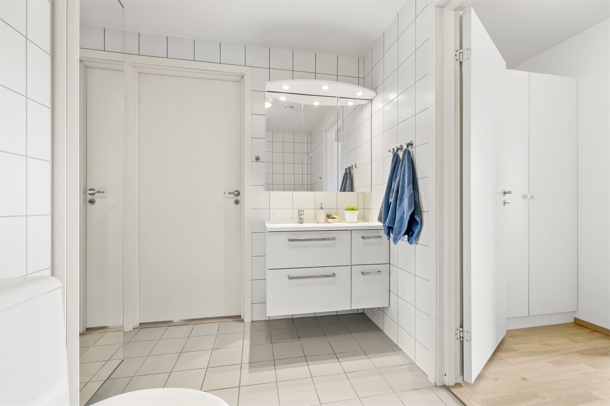 - Badet inneholder: vegghengt servant, gulvmontert toalett og dusjhjørne -